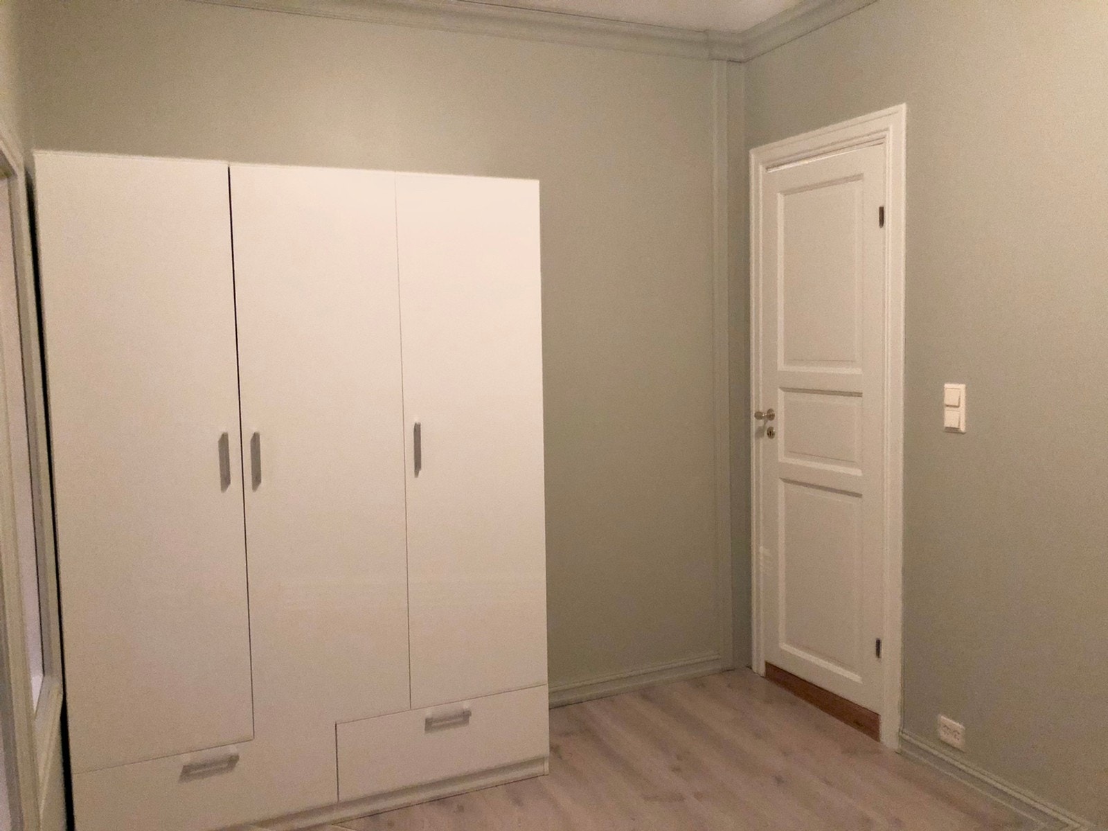 Soverom med garderobeskap Galleribilde