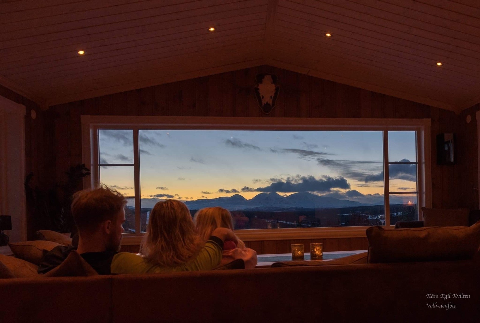 Kveldskos og nydelig utsikt gjennom panoramavinduet. Galleribilde