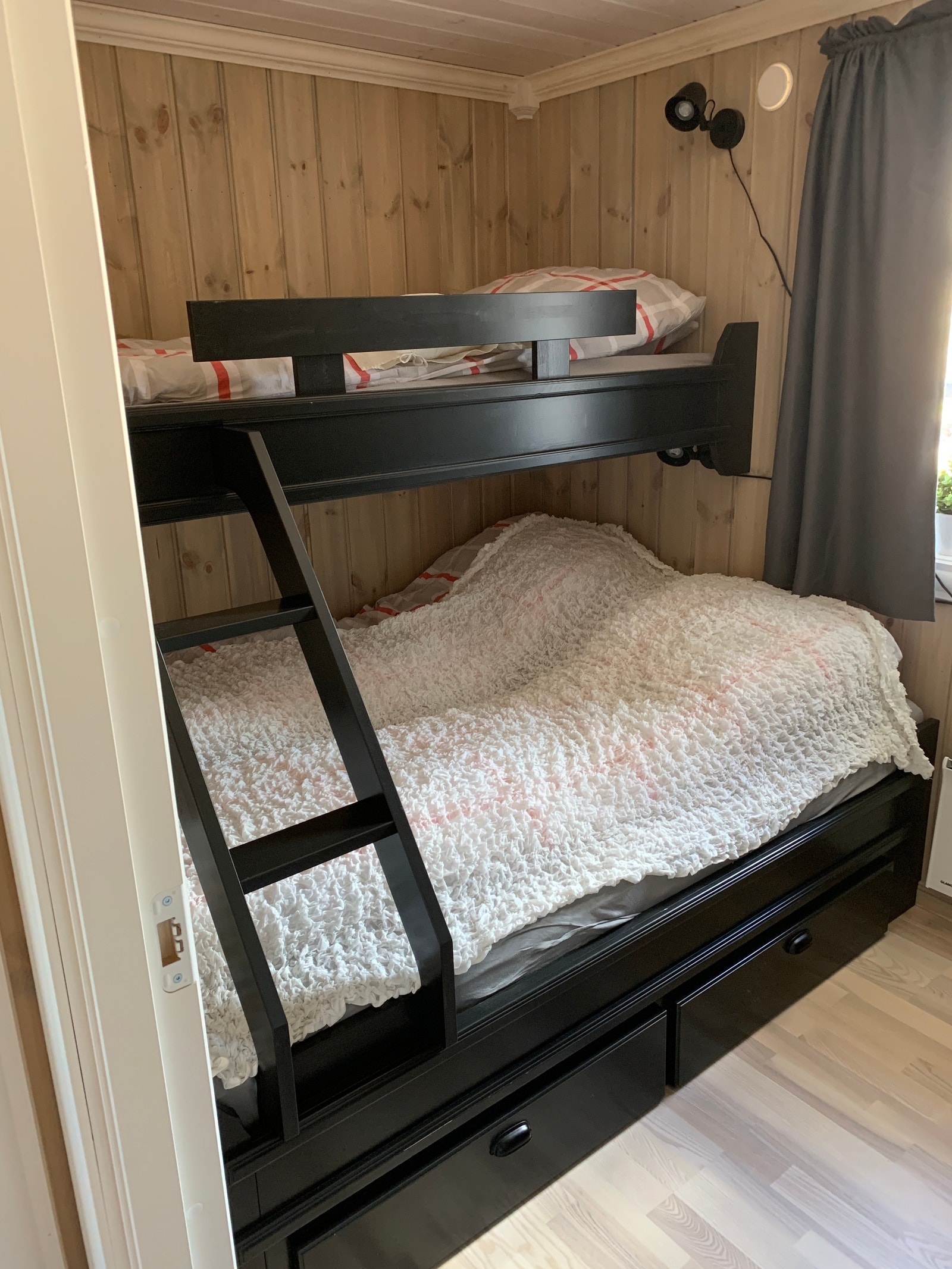 Leveres malt i ønsket farge. Her er det bare å velge farge som passer den smakfulle stilen man velger. Galleribilde