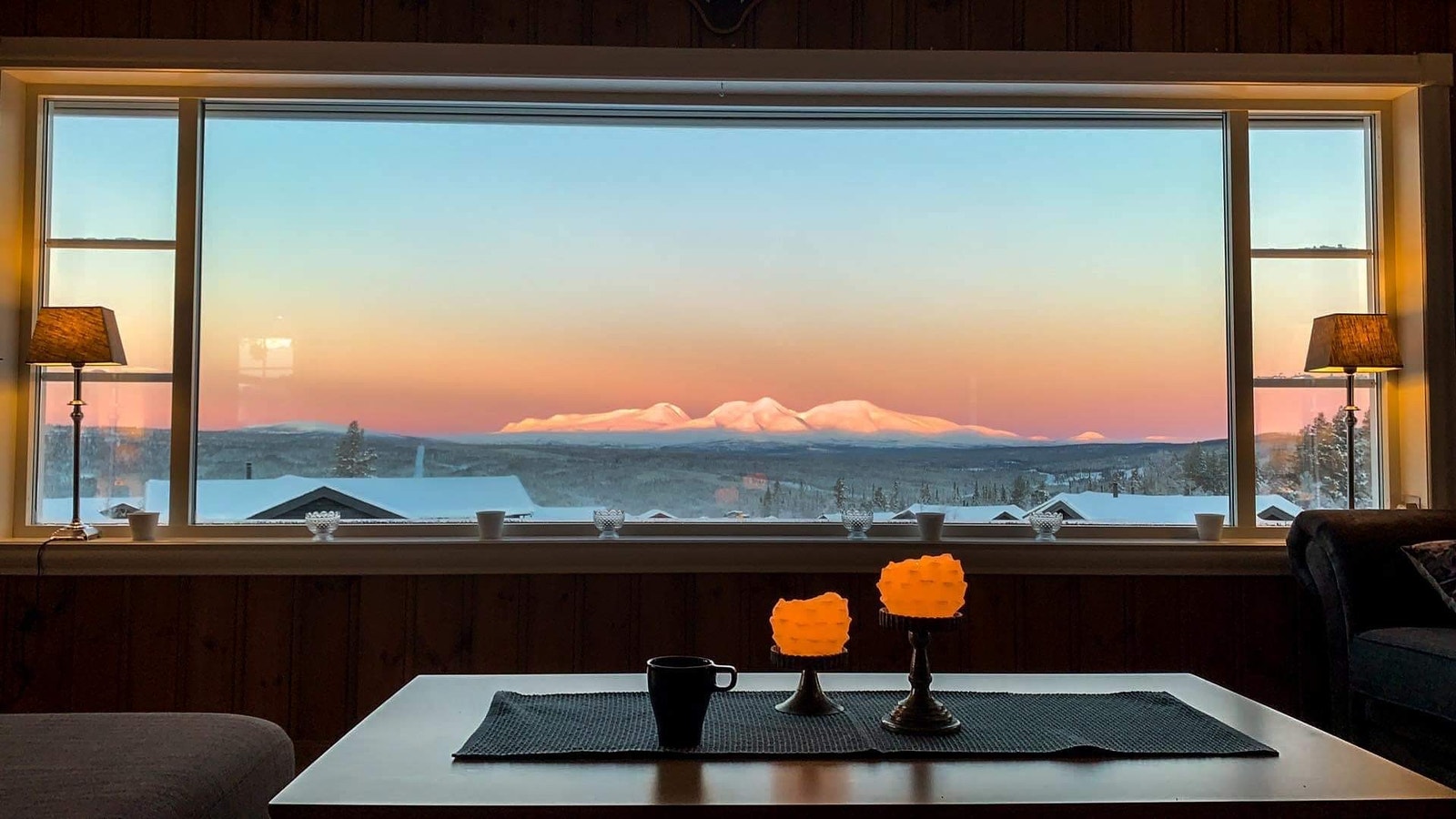 Ny dag, nye muligheter! Panoramavindu fra stuen Galleribilde