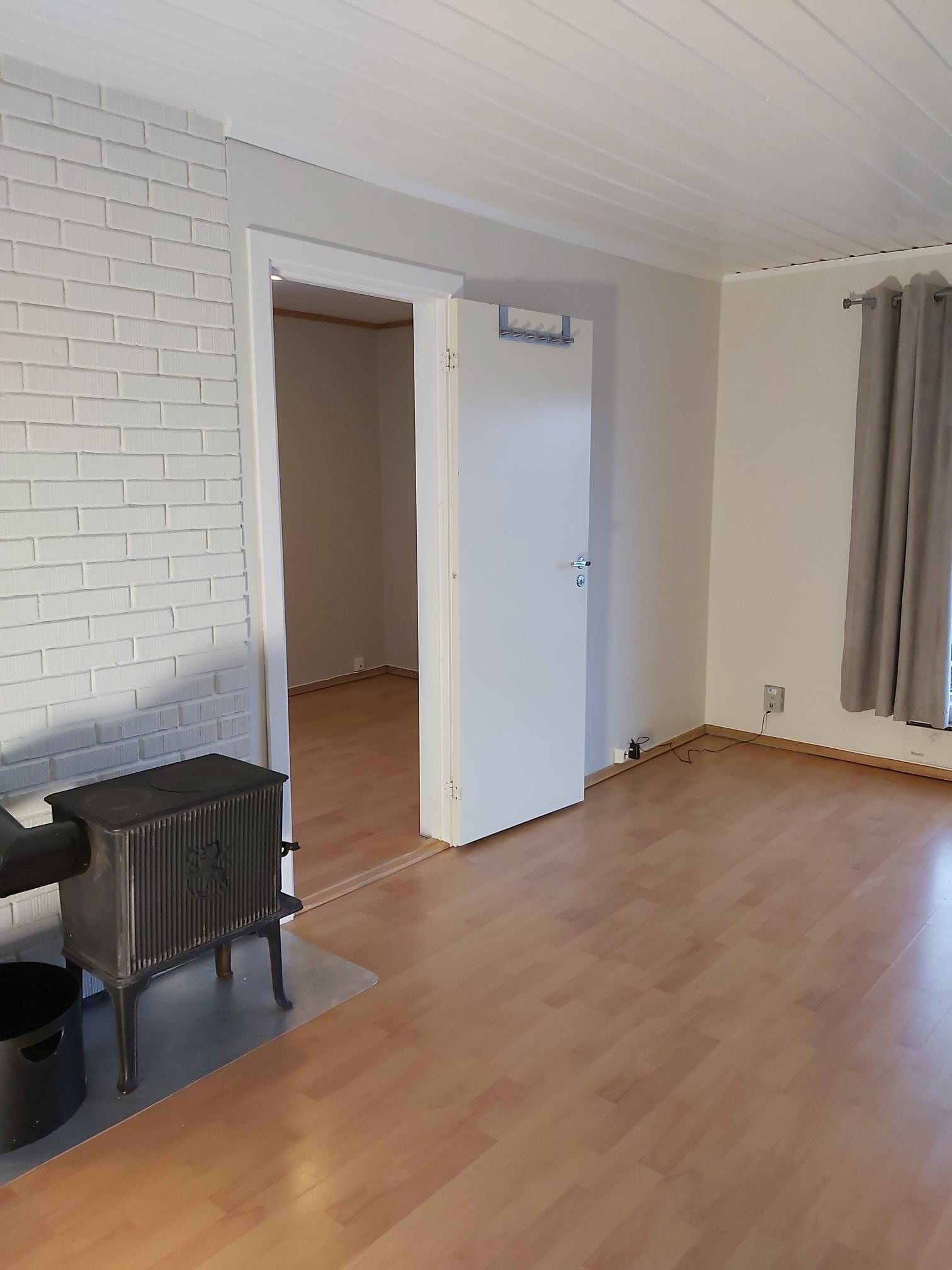 Stue og dør inn til soverom Galleribilde