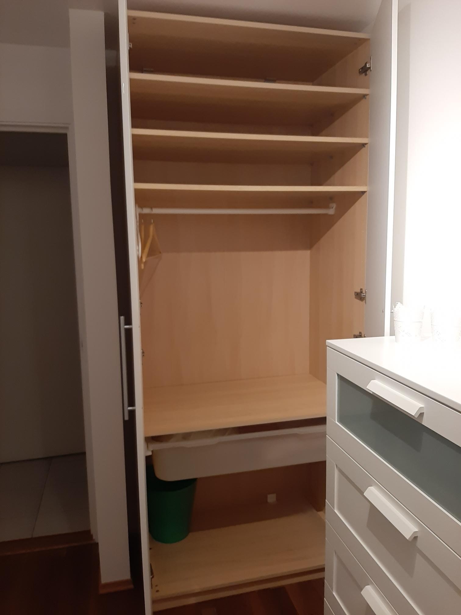 God lagringsplass for klær. Galleribilde