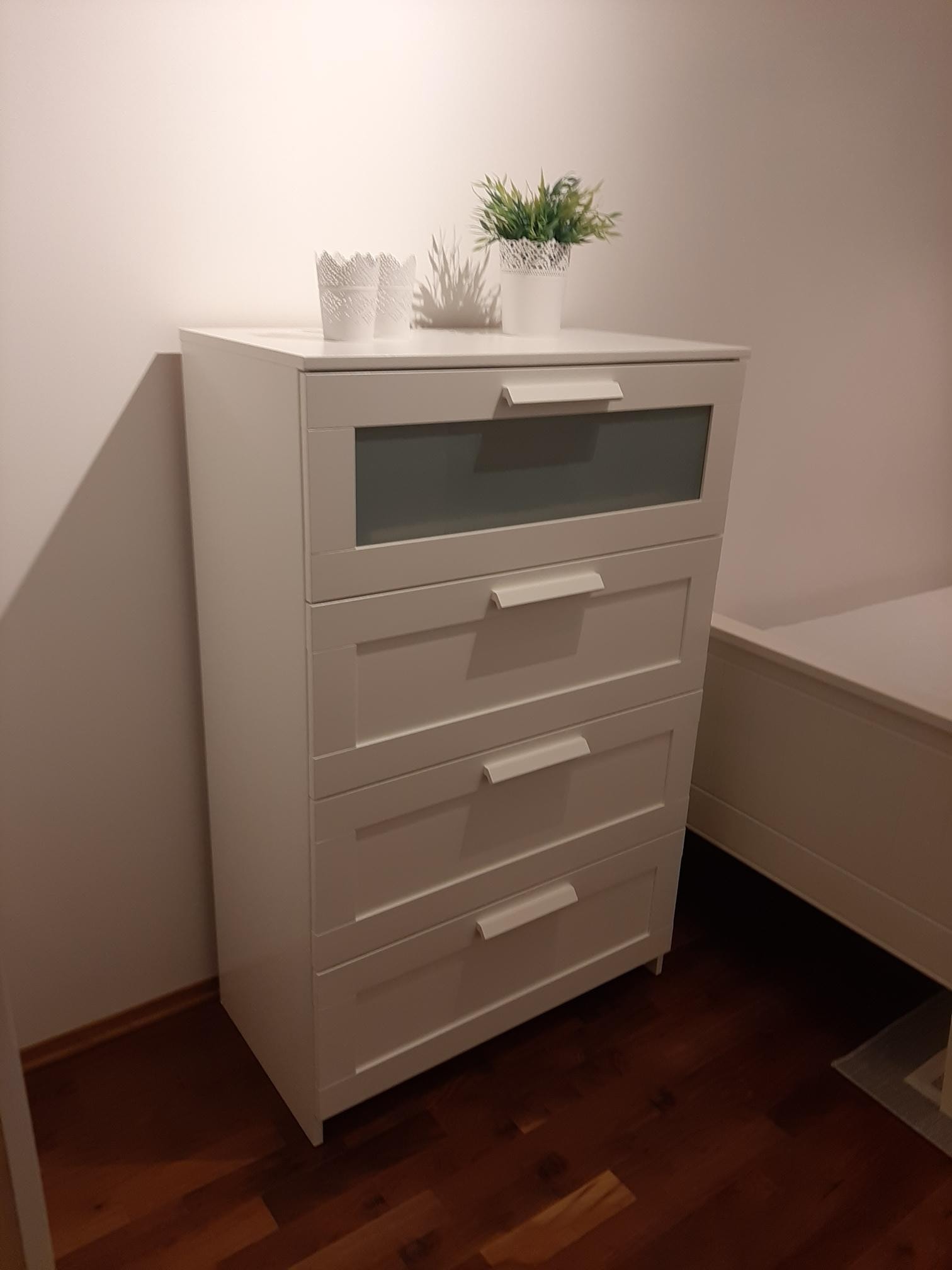 Kommode med ekstra lagring av klær. Galleribilde