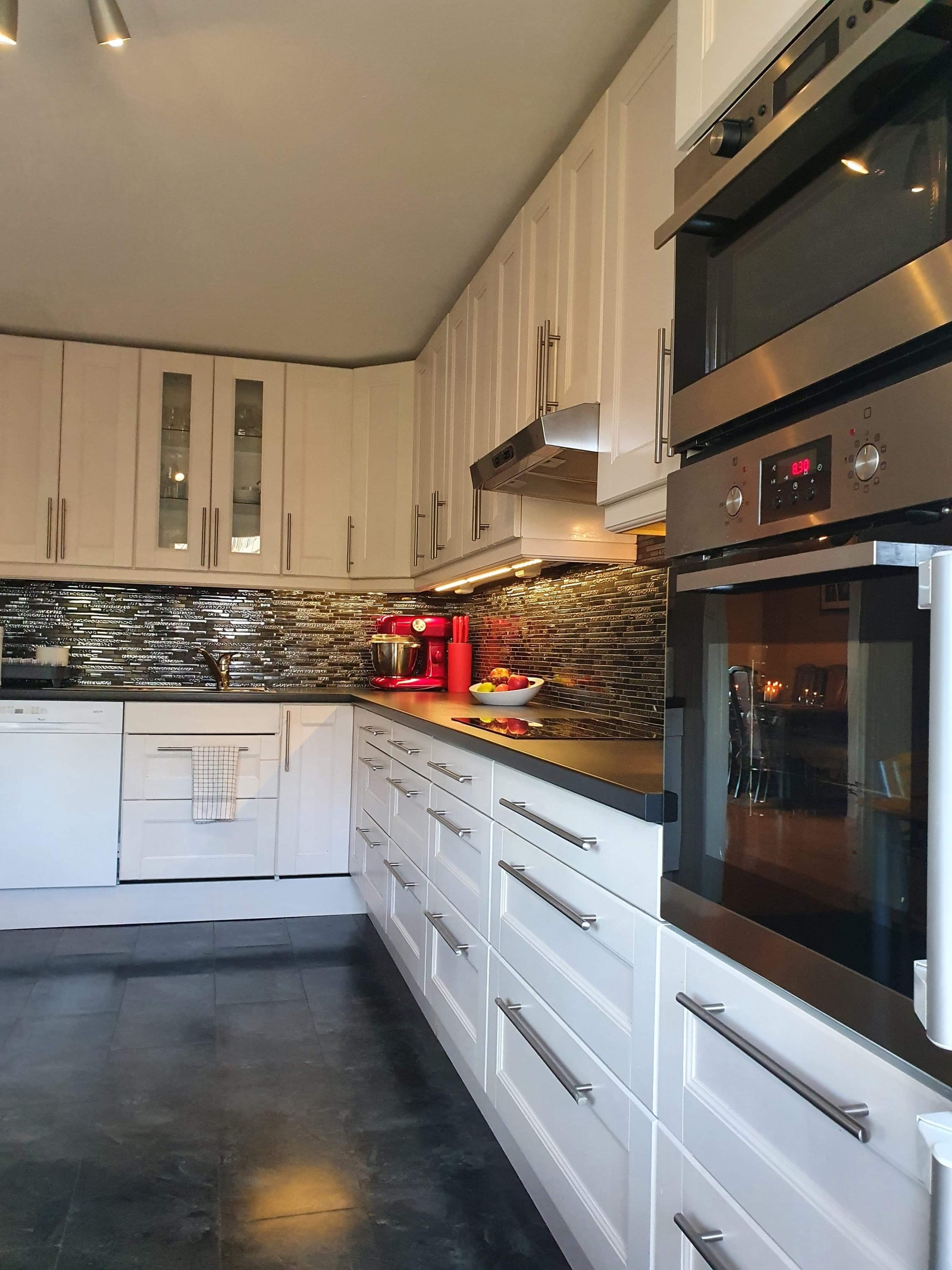 Kjøkken med god skapplass Galleribilde