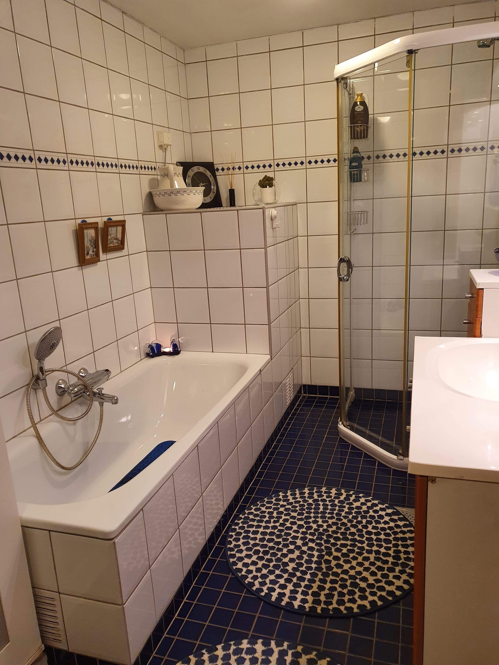 Baderom med god plass til oppbevaring Galleribilde