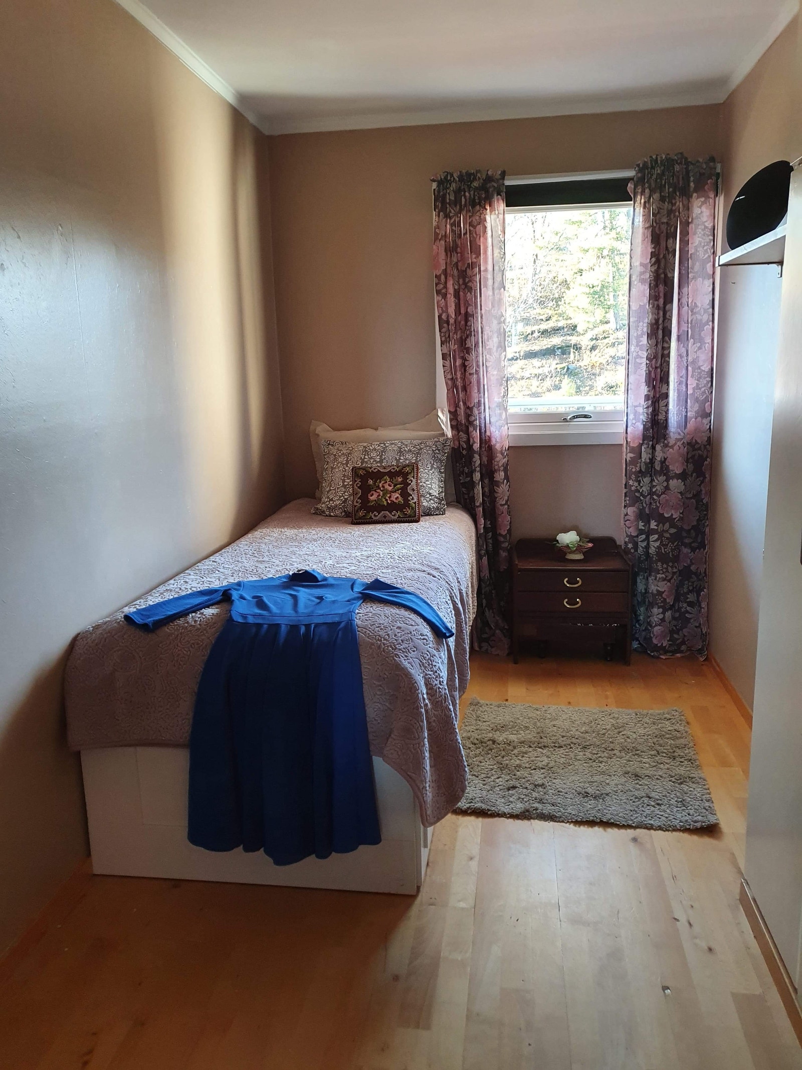 Sove rom med garderobeskap Galleribilde