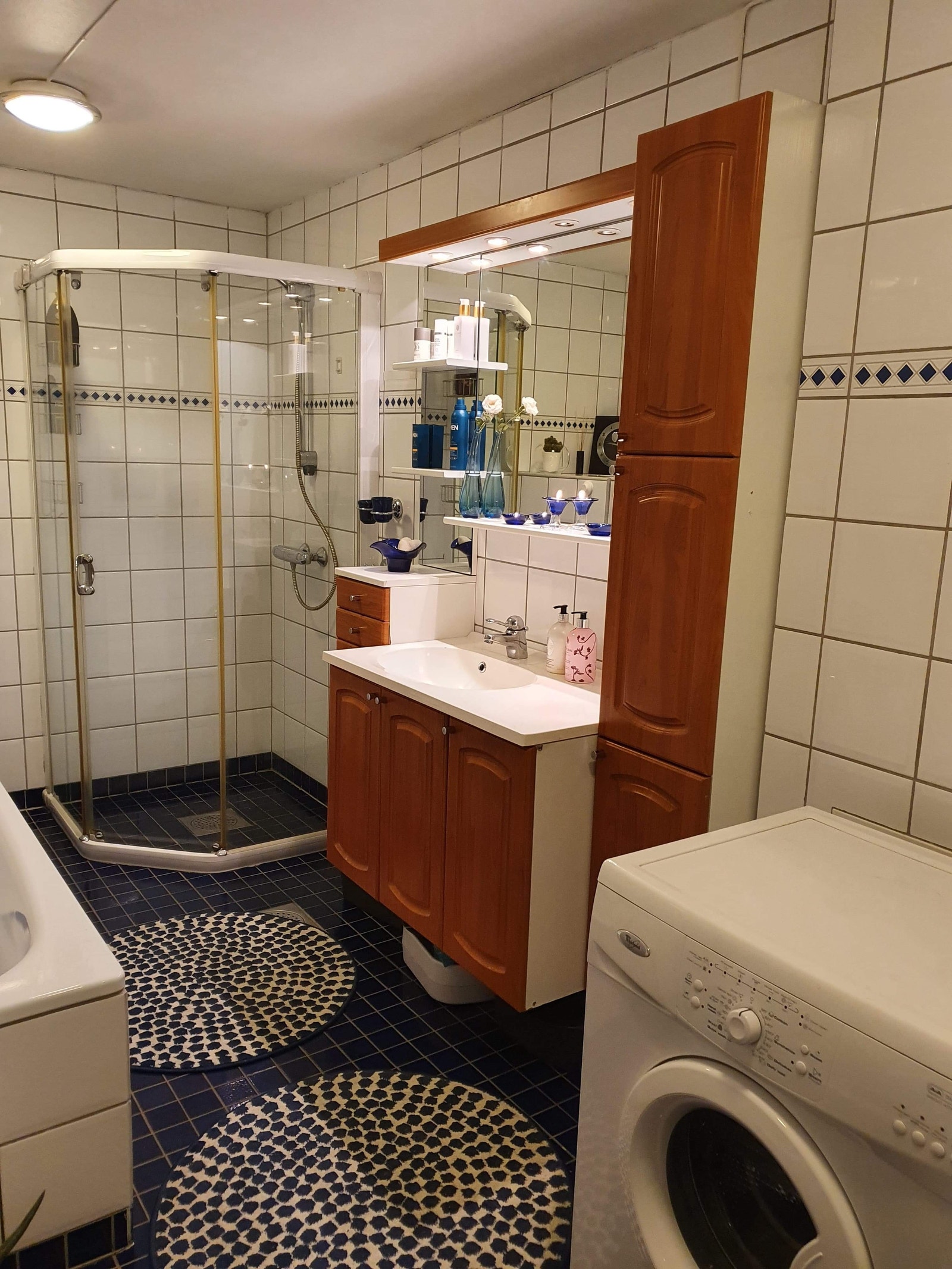 Stor Baderom og med god plass til oppbevaring Galleribilde