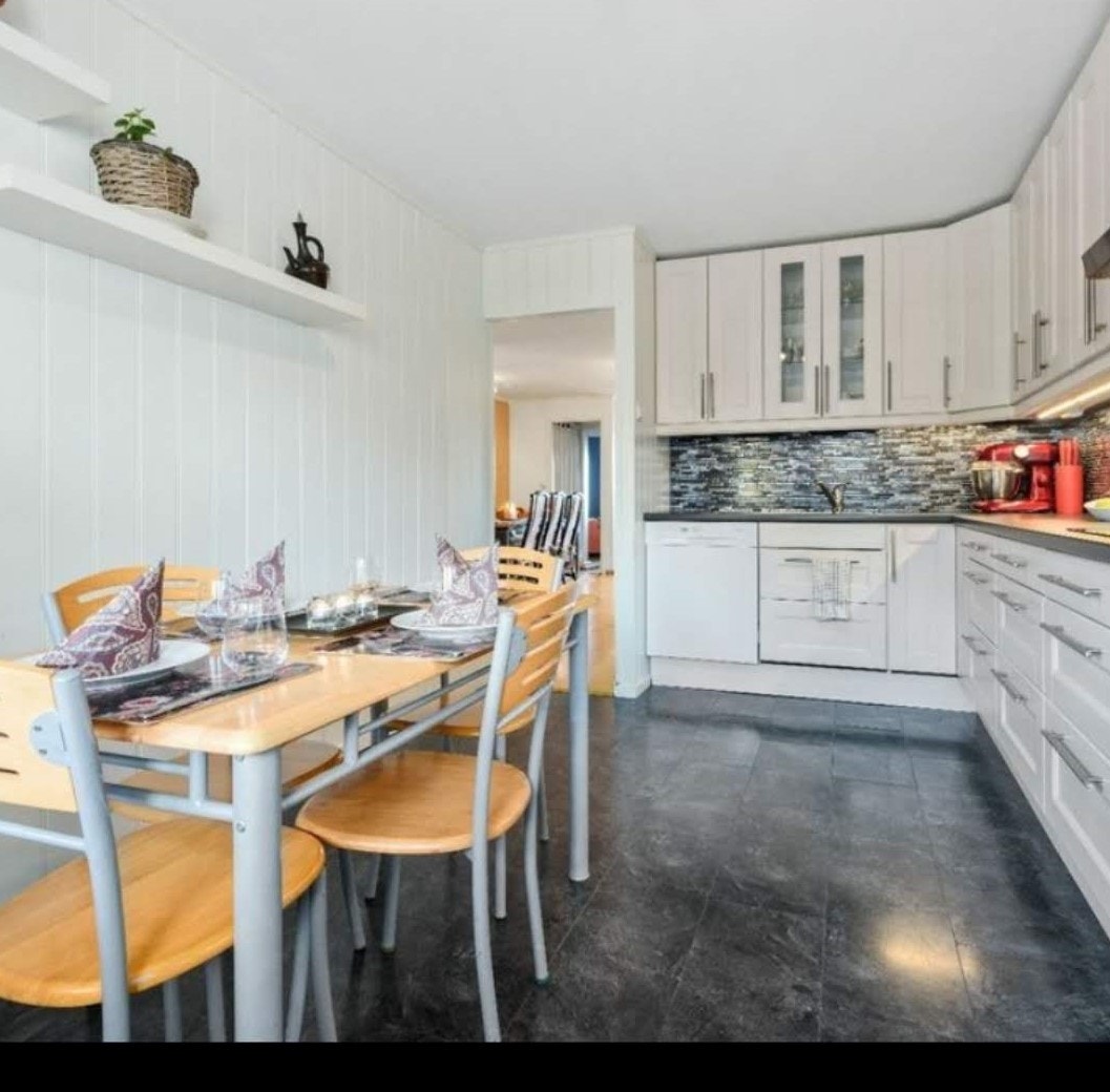 Kjøkken med god skapplass Galleribilde