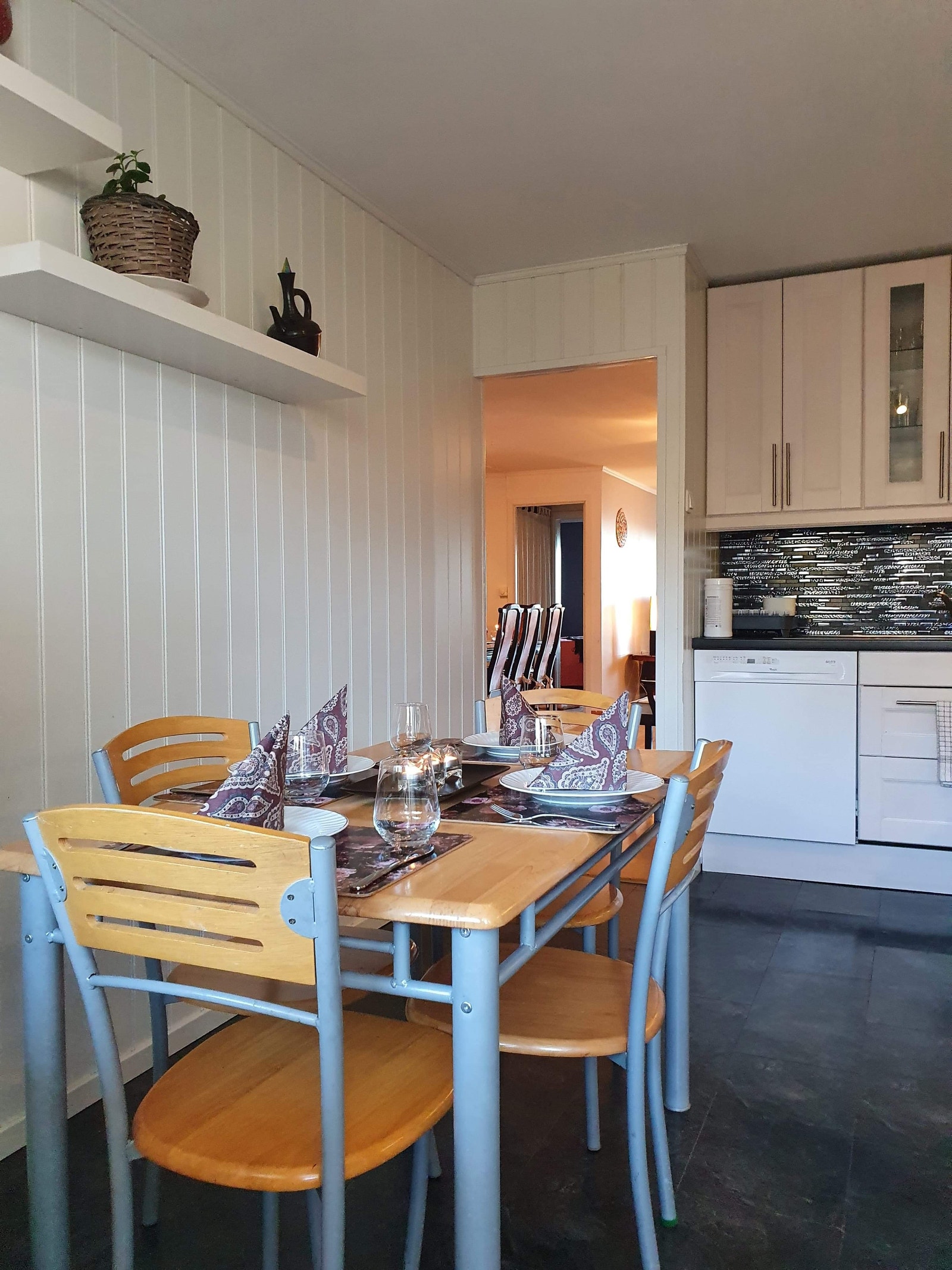 Spise brød på kjøkken Galleribilde