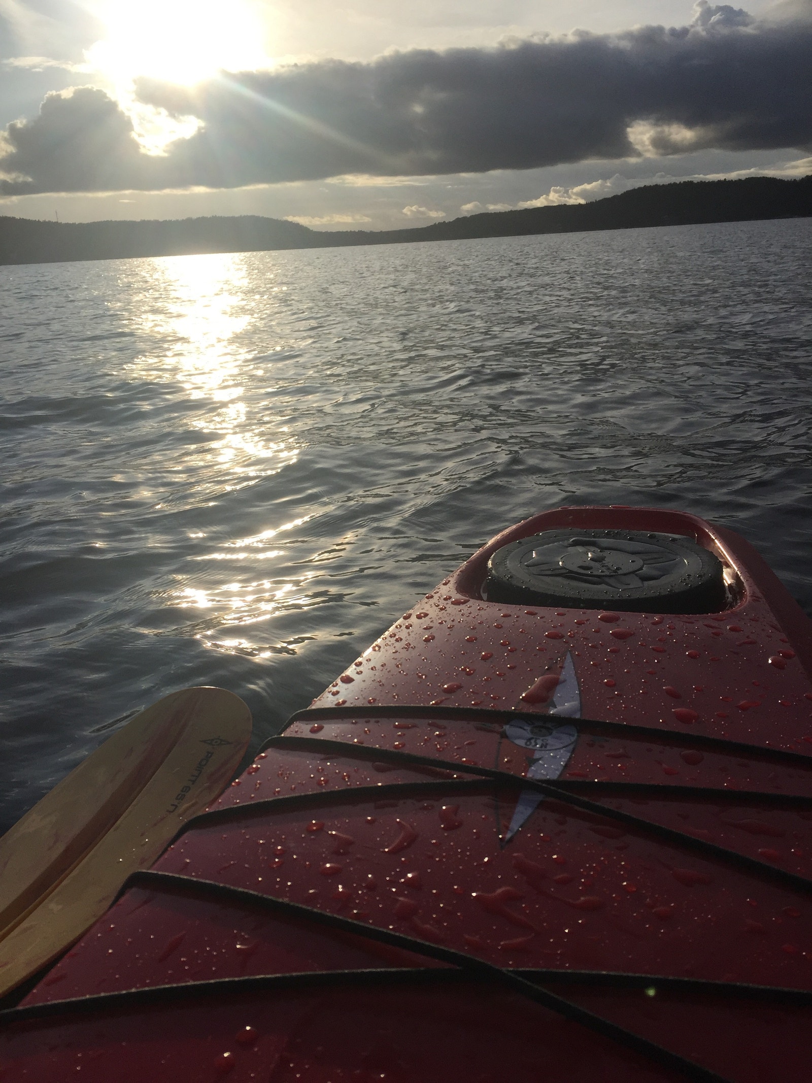 Kajakktur anbefales på det sterkeste. Med leien følger det med en kajakk du kan velge 1 eller 2 plasser. Galleribilde