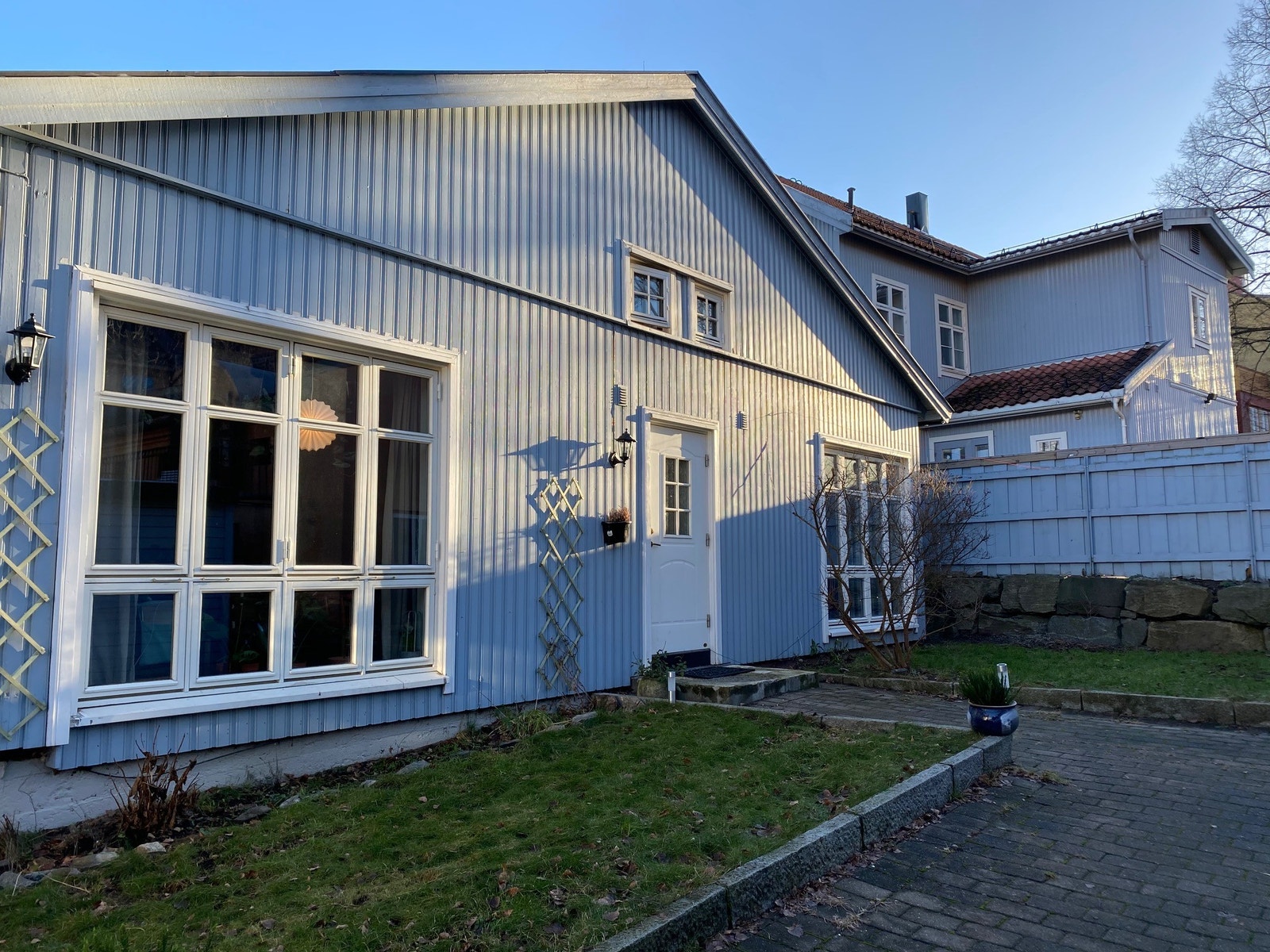 Bakgården med hageflekk Galleribilde