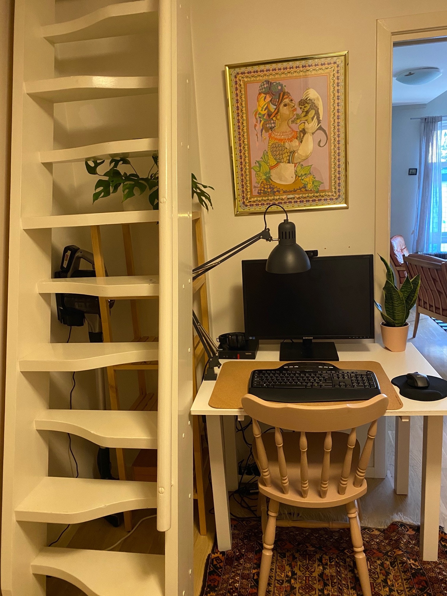 Arbeidsrom, garderobe med trapp til hemsen Galleribilde