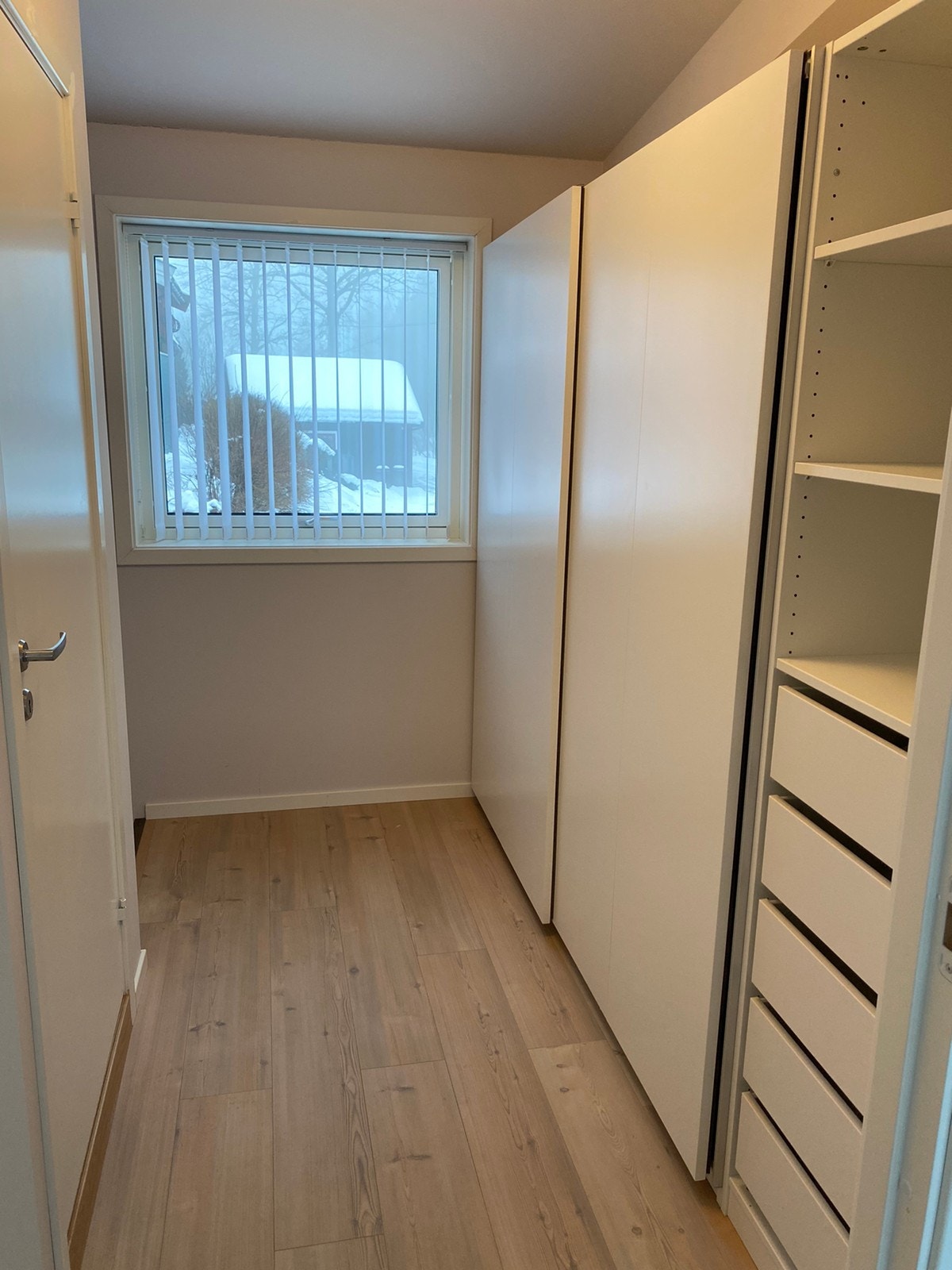 Gang med skyvedørsgarderobe. Galleribilde