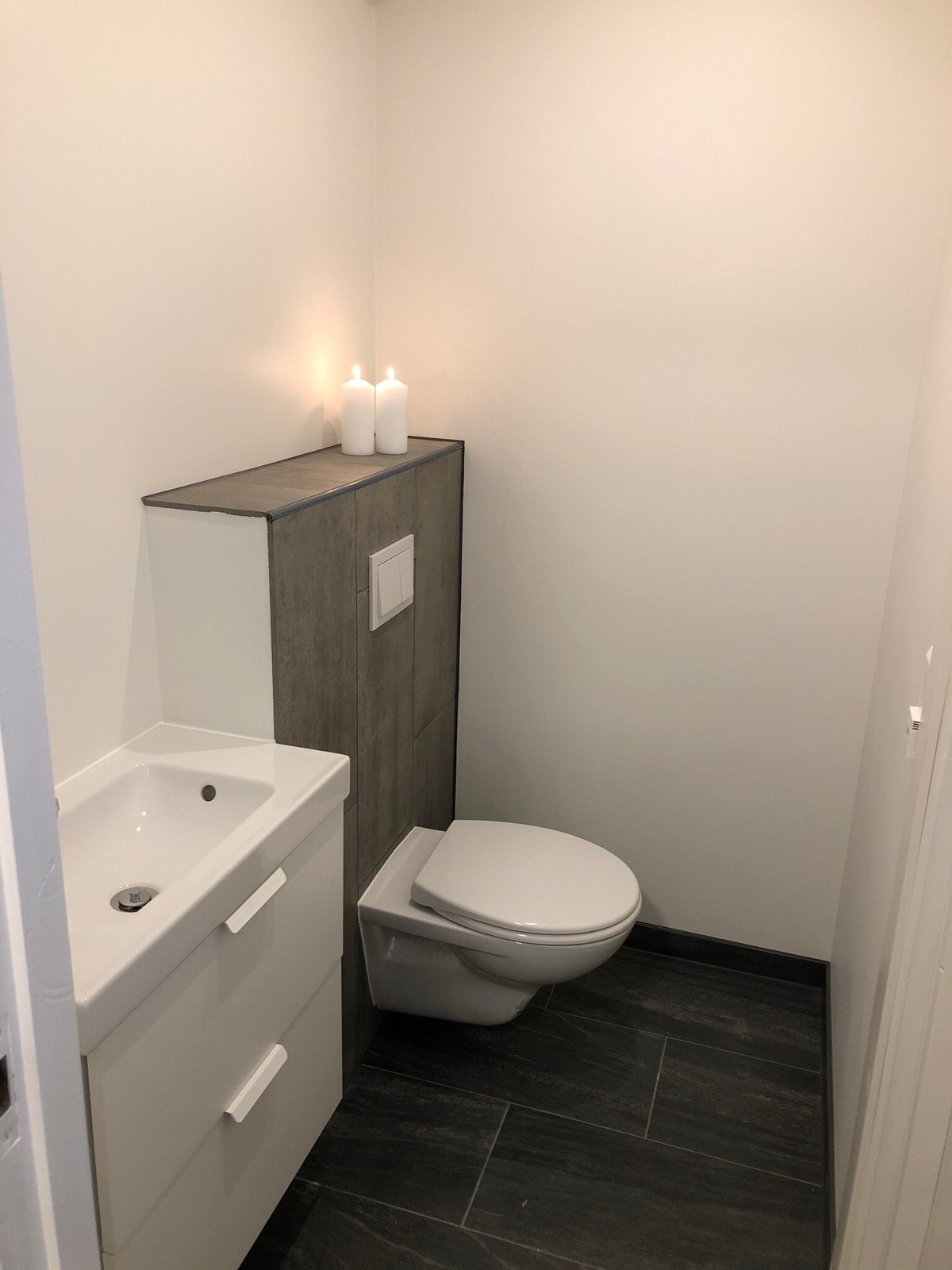 Separat toalett med vask og gulvvarme. Galleribilde