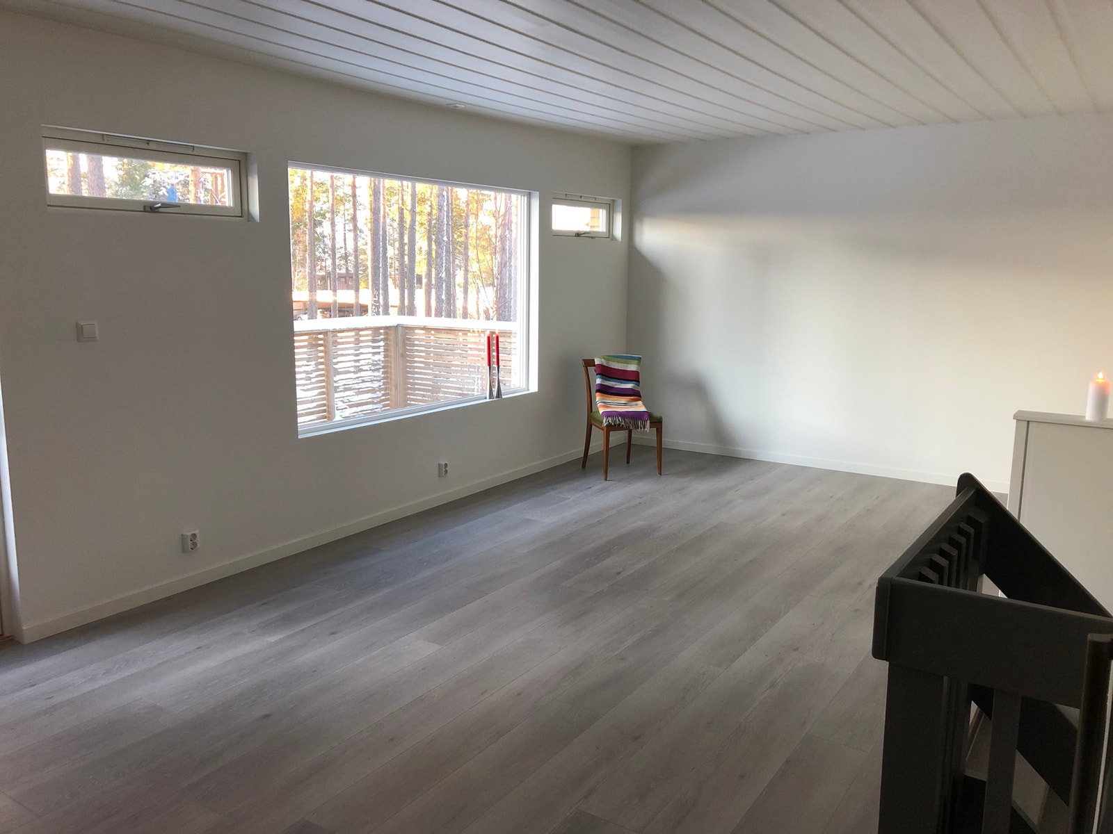 Romslig stue, stor veranda. Galleribilde