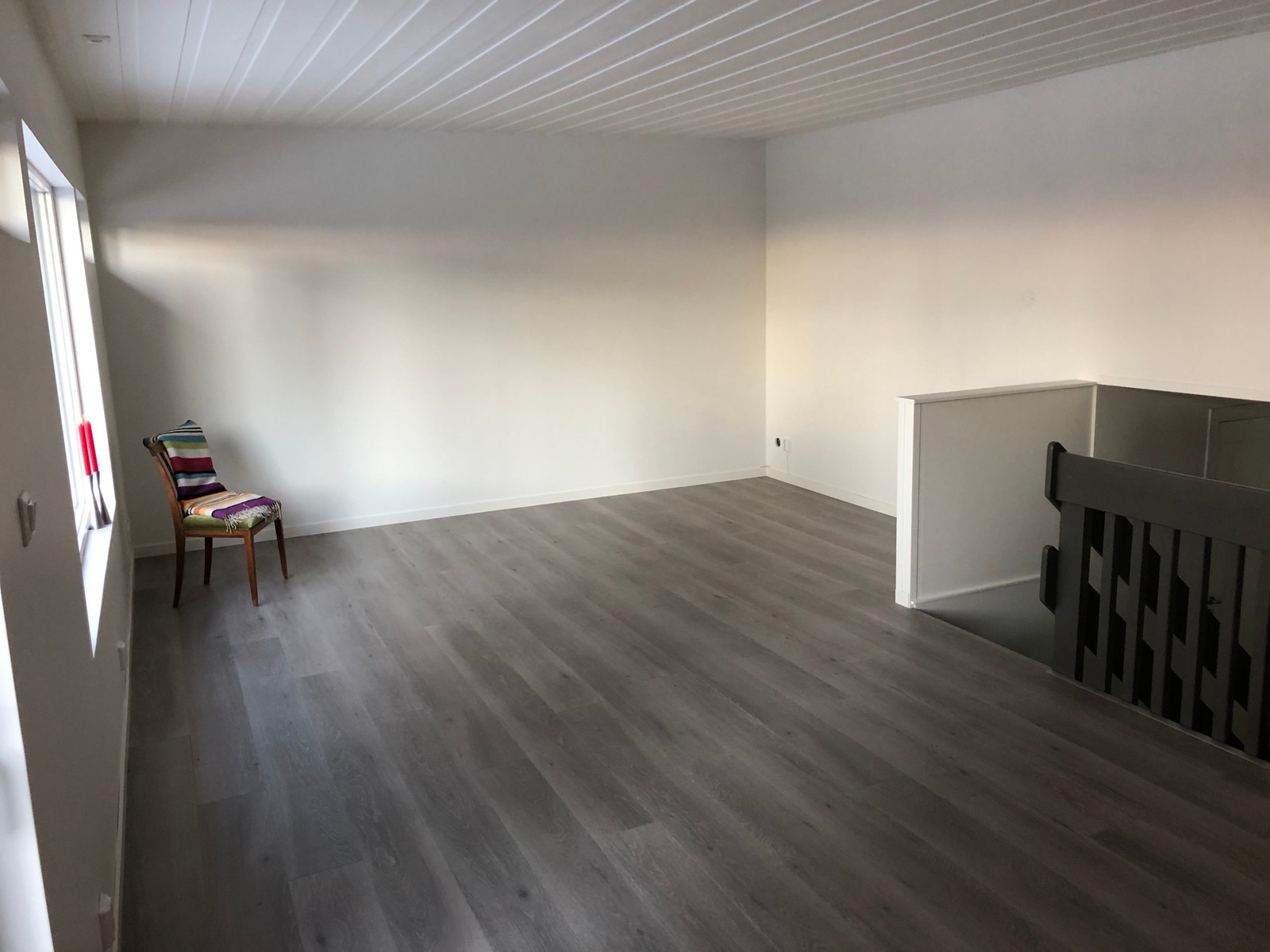 Romslig stue. Galleribilde