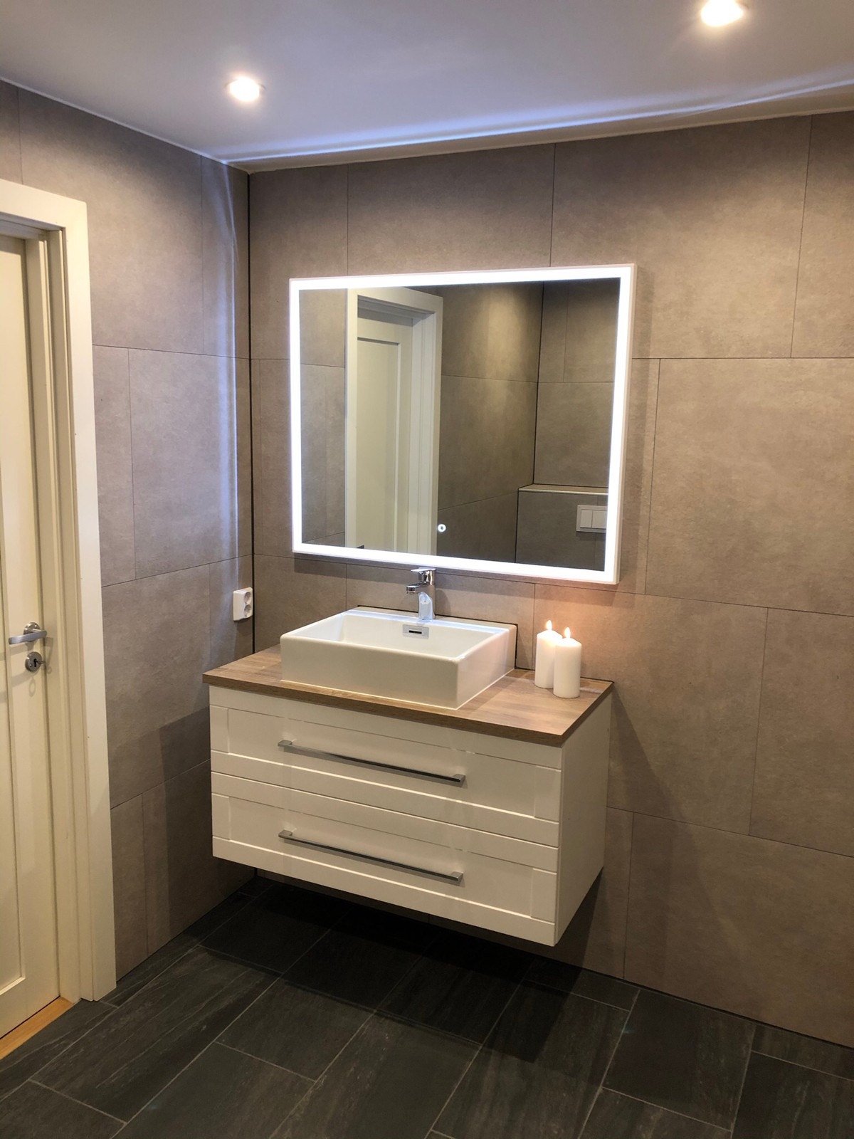 Bad med dusj og toalett. Gulvvarme. Galleribilde