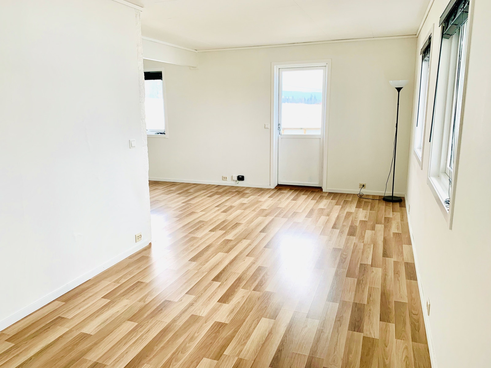 Romslig stue med dør ut til veranda Galleribilde