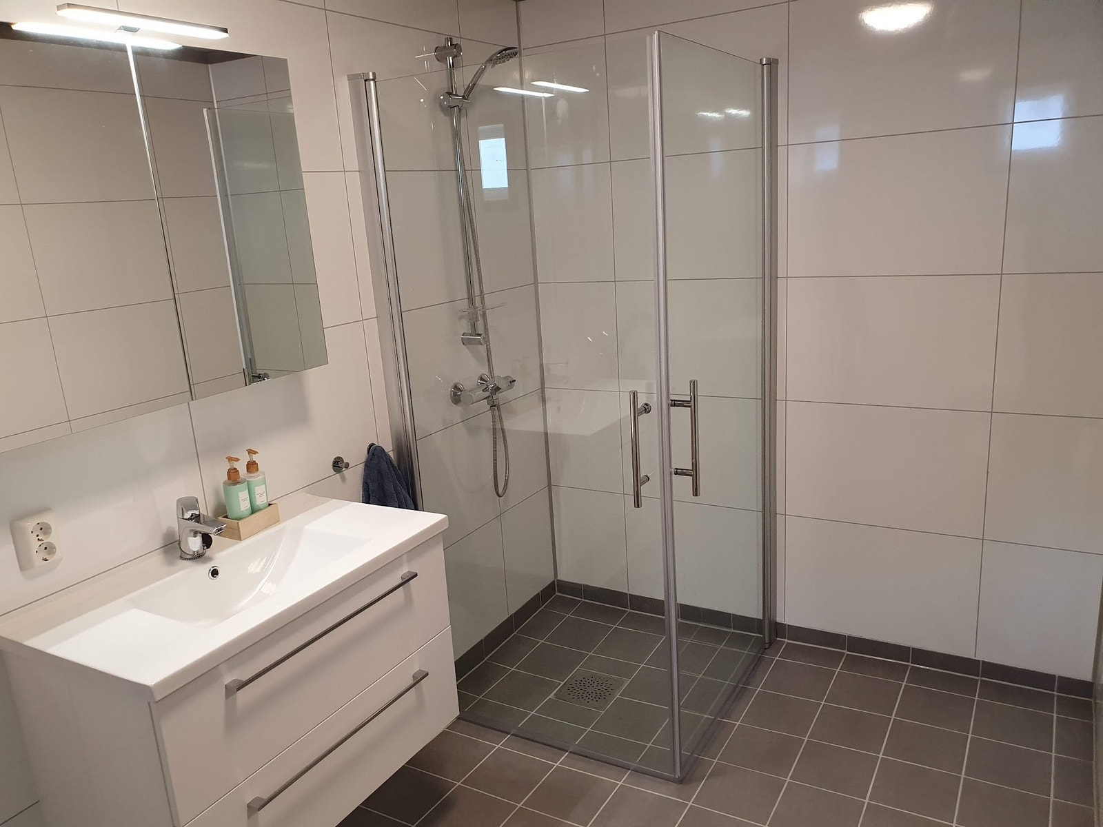 Moderne flislagt bad med varmekabler i gulv. Galleribilde