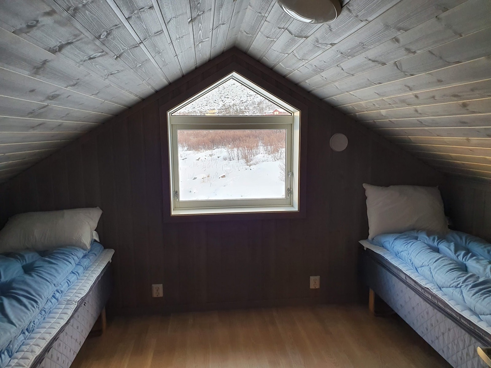 Hav og fjell kan sees fra alle soverom. Galleribilde