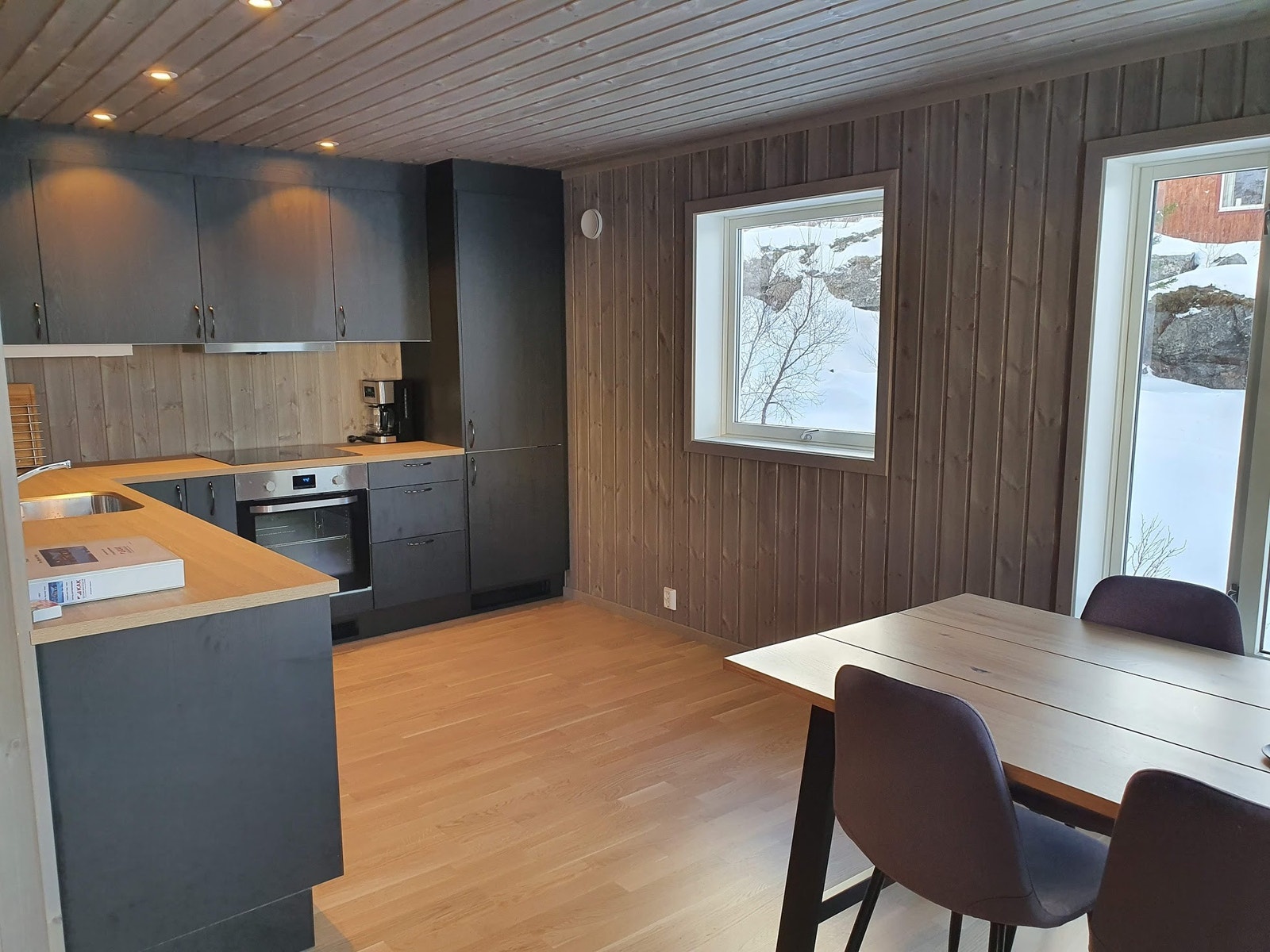 Moderne kjøkken med integrert kjøle-/fryseskap, oppvaskmaskin, stekeovn og induksjonstopp. Kaffetrakter, vaffeljern o.l er selvfølgelig også på plass. Galleribilde