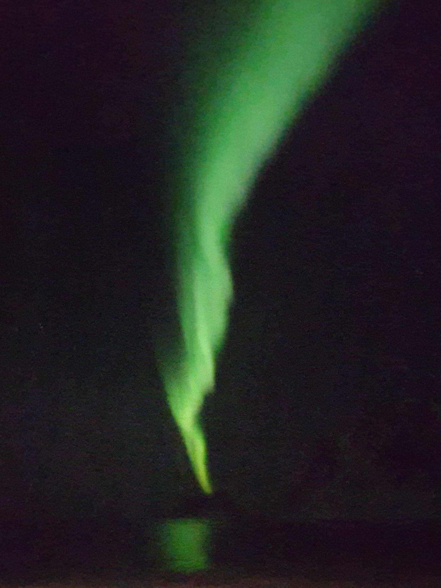 Nordlys over hyttetaket i februar 2021. Galleribilde