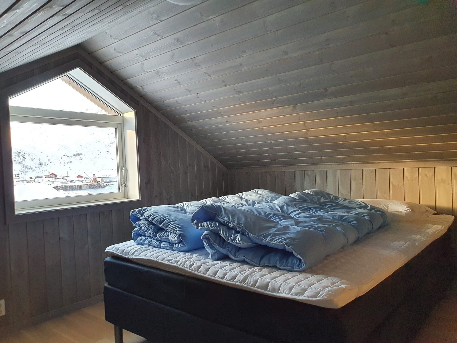 Hav og fjell kan sees fra alle soverom. Galleribilde