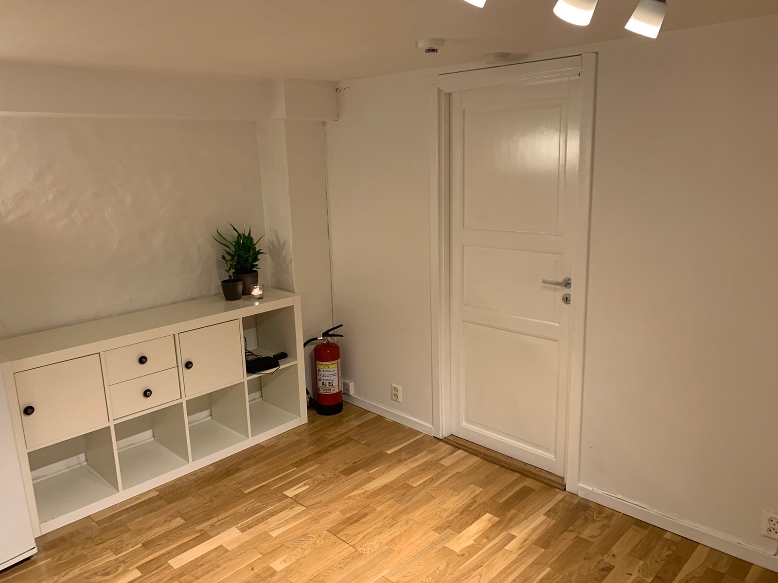 Tv-benk med god plass til oppbevaring Galleribilde