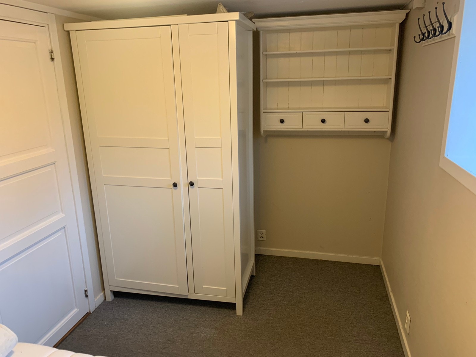 soverom med 1.40×2 m seng, garderobeskap, bokhylle og plass til kommode. Galleribilde