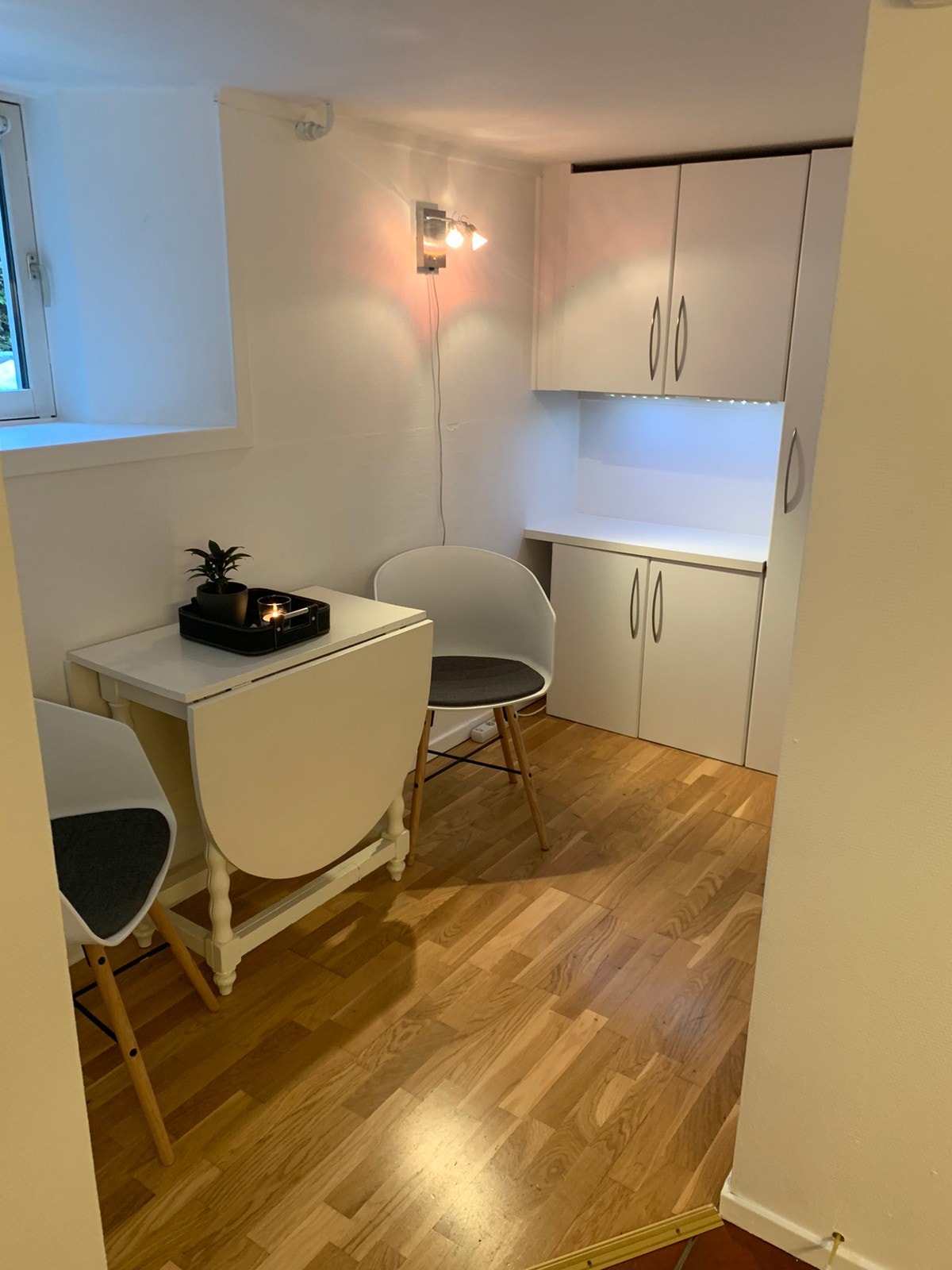 Koselig spiseplass, gode skap med plass til oppbevaring. Parkett i stue/spisestue. Galleribilde