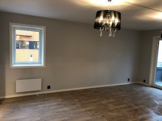 Stue. Nyvasket gulv. God plass til møbler. Sofa, tv benk, bokhylle etc. Galleribilde