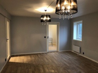 Stue med ekstra hjørnevindu som gir masse naturlig lysinnslipp. Galleribilde