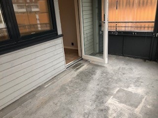 Balkongen med god plass til bord og stoler Galleribilde