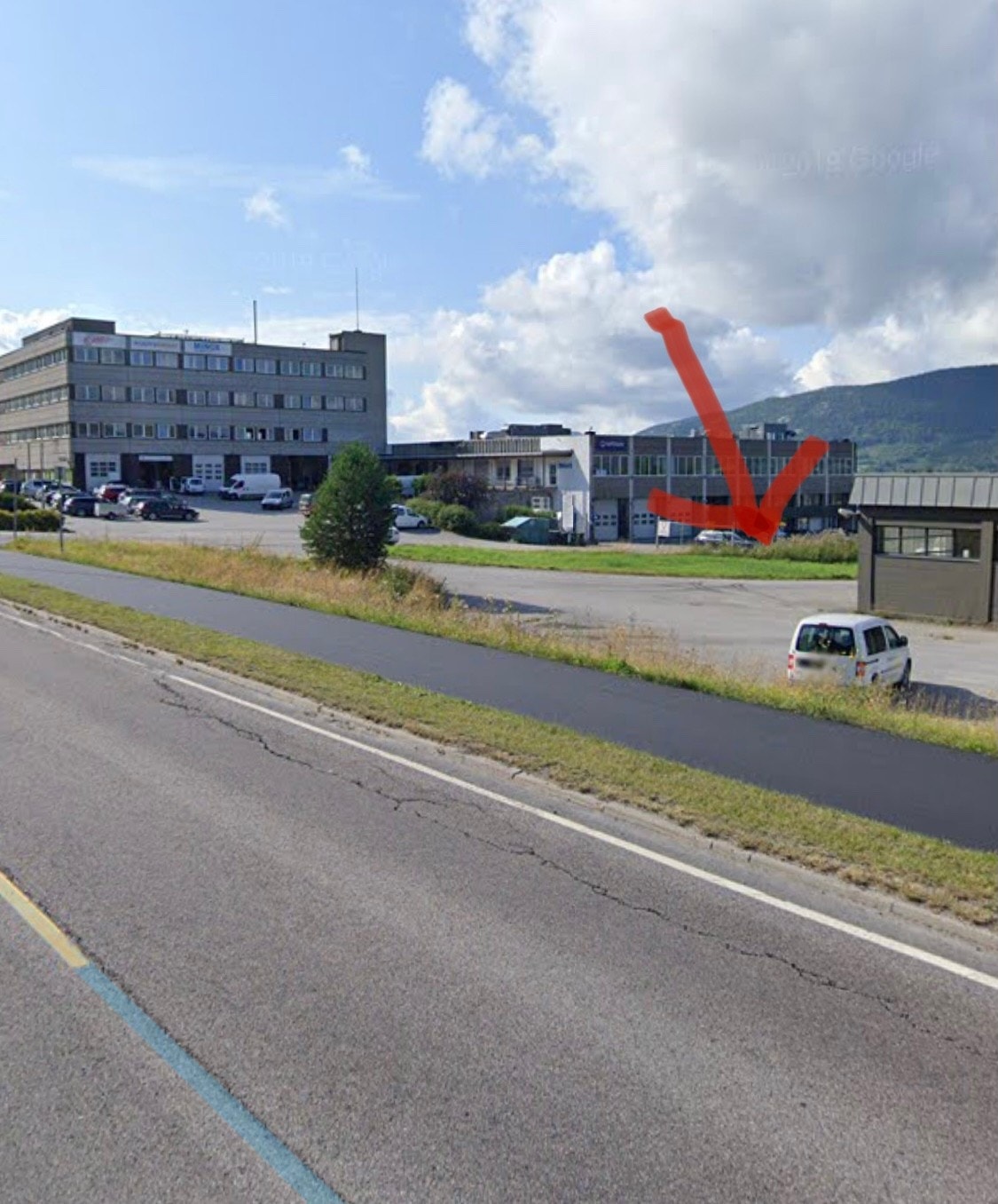 Øta bygget til Venstre og Terassegutta til venstre Tomteområdet i midten Galleribilde