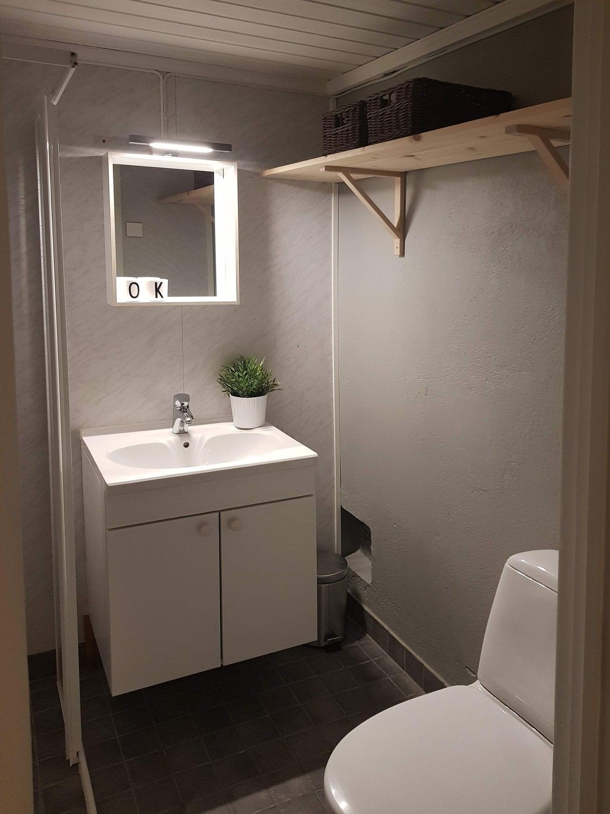 Bad med fliser på gulv og varmekabler Galleribilde