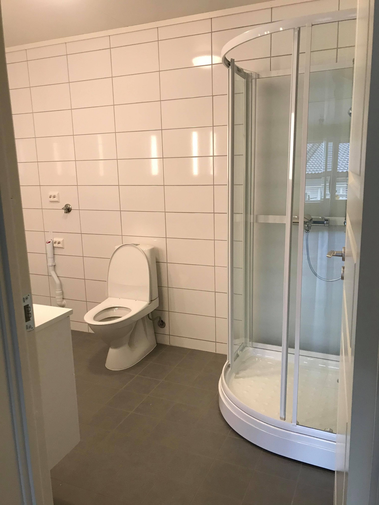 Bad med dusj, toalett og med plass til vaskemaskin/tørketrommel Galleribilde