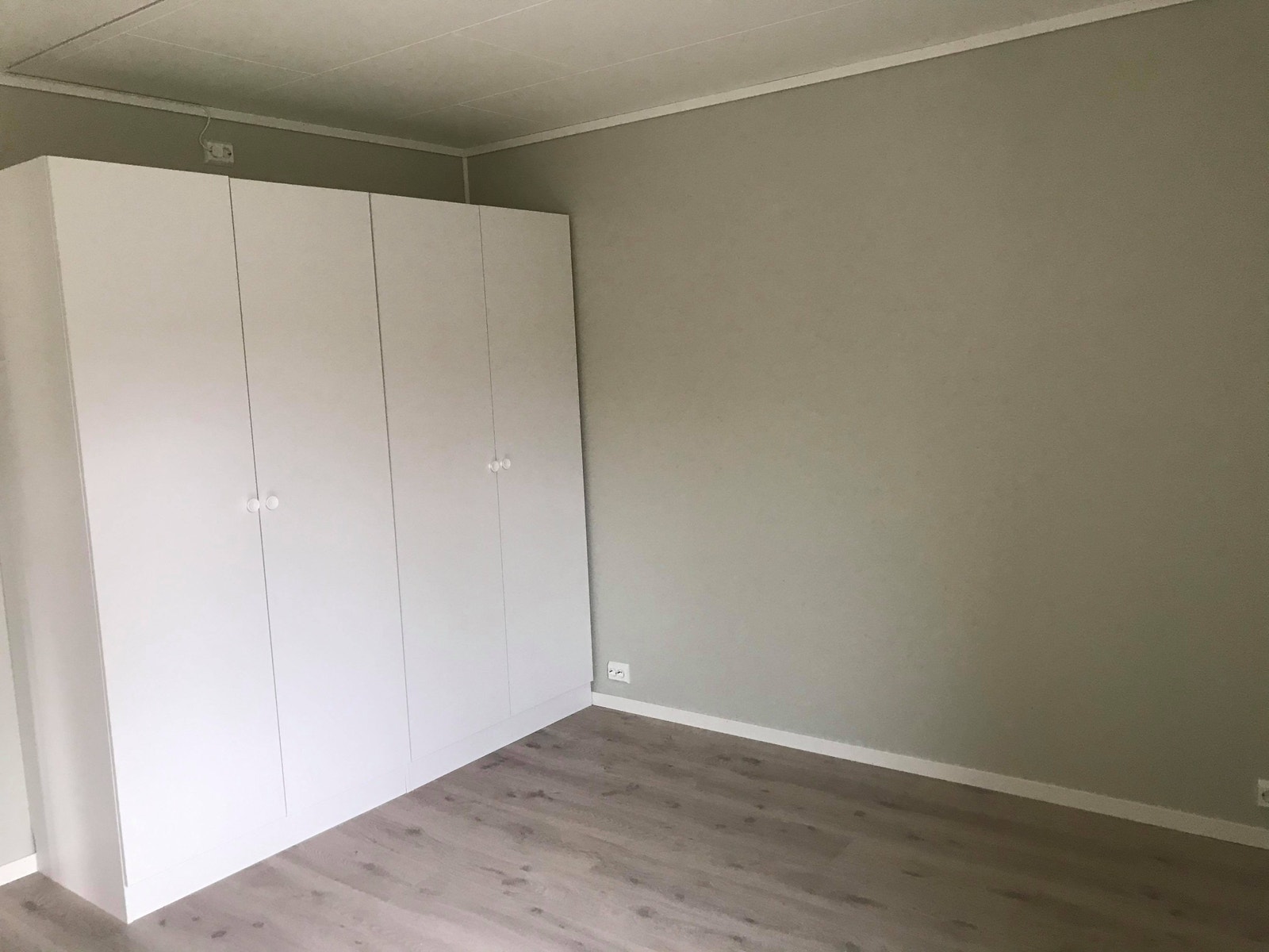 Største soverom med to garderobeskap. Galleribilde