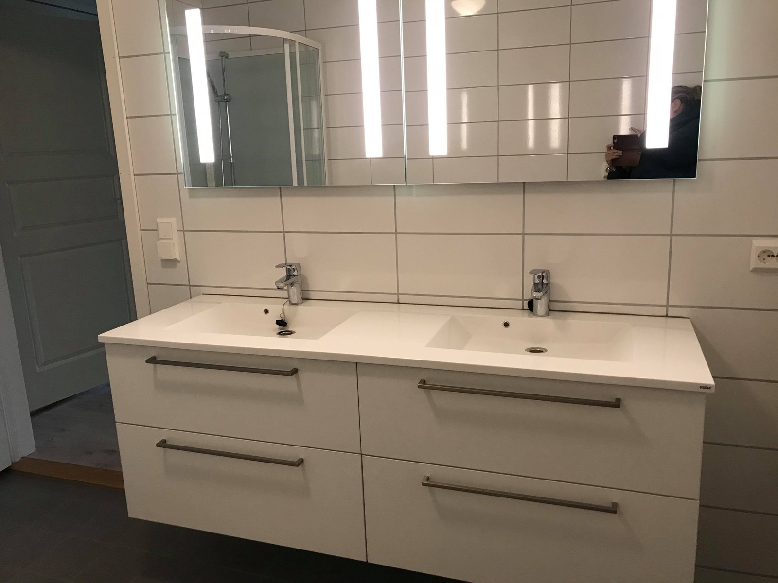 Bad med dobbel vask Galleribilde