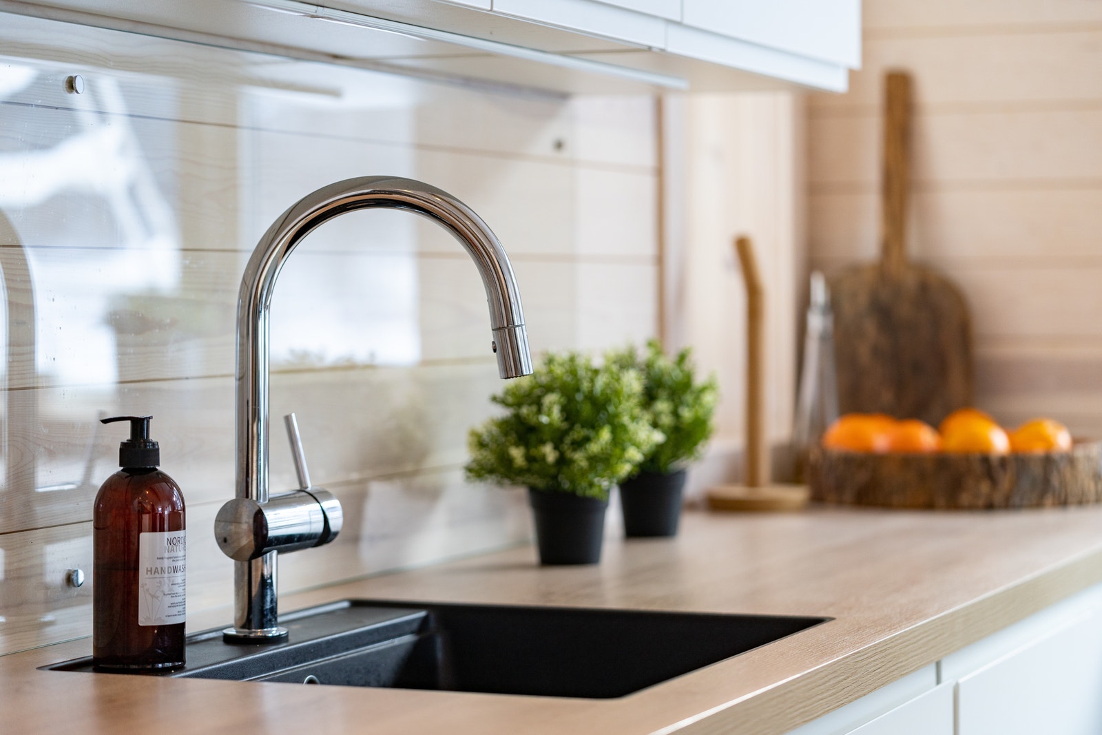 Stort innholdsrikt kjøkken Galleribilde