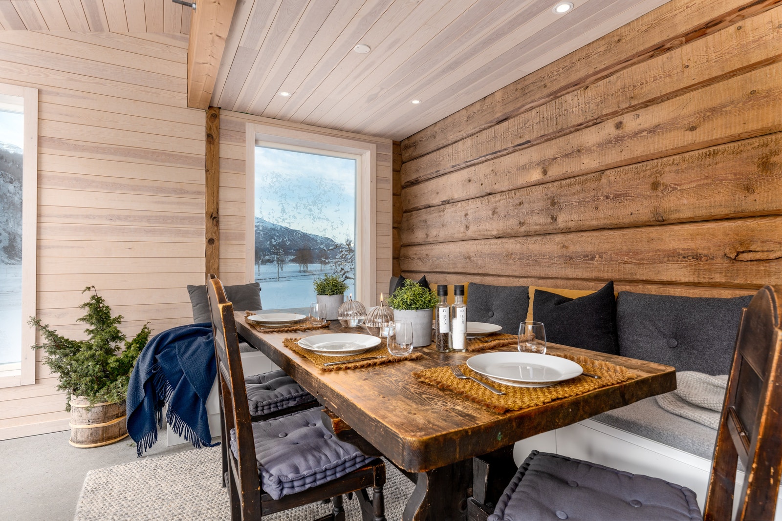 Huset har stort nytt kjøkken med utsikt til elven og fjorden med 10 - 12 sitteplasser Galleribilde