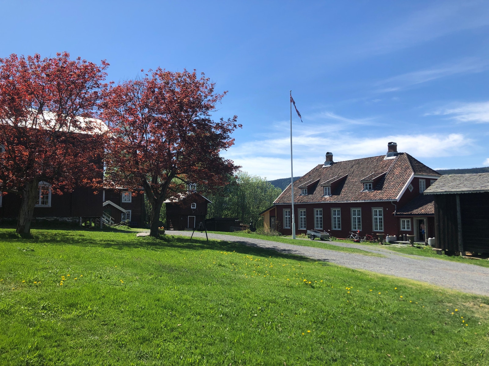 Kapteinsgården Bauker. Grande ligger til venstre i bildet. Galleribilde