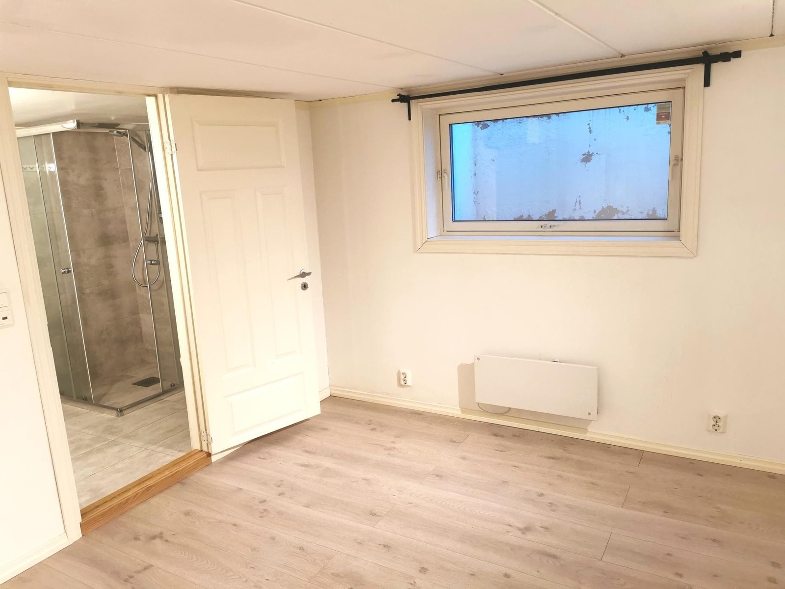 Soverom med inngang til bad/wc Galleribilde