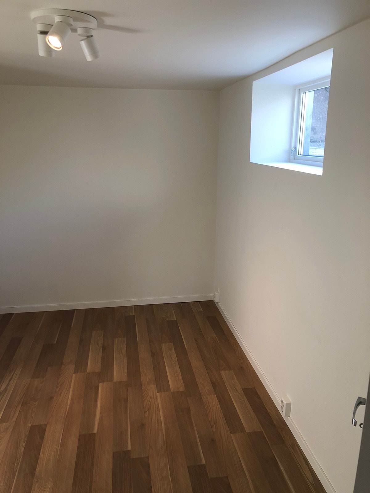 Soverom med god plass til dobbeltseng og garderobeløsning. Garderobeløsning følger med. Galleribilde