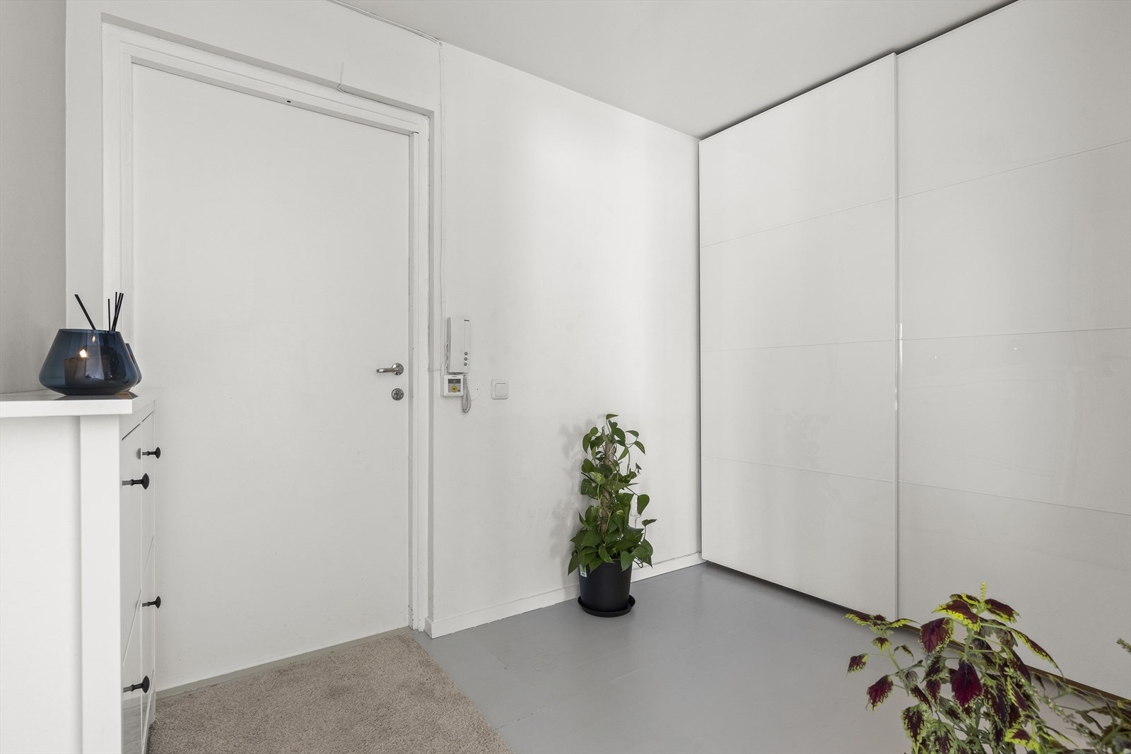 Leilighetens inngang befinner seg like ved heisen. Romslig skyvedørsgarderobe gir gode oppbevaringsmuligheter. Galleribilde