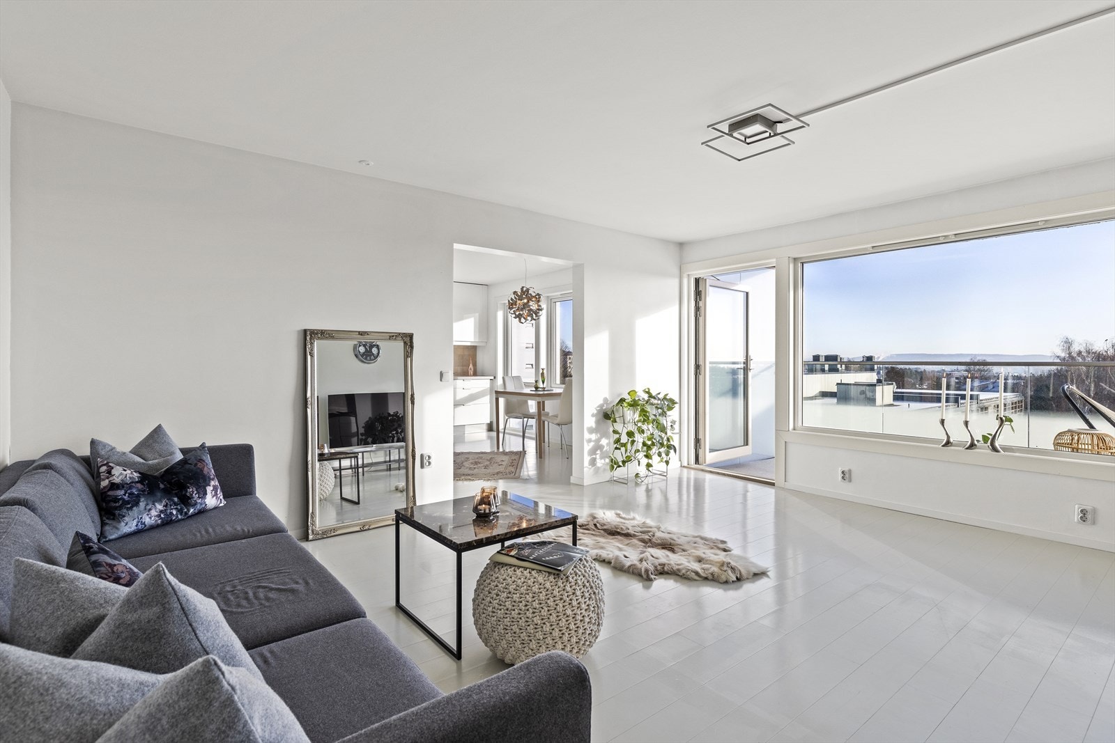 Leiligheten har en gjennomgående god standard med blant annet store vindusflater og balkong som gir høy bokvalitet. Boligen oppleves som lys og luftig. Galleribilde