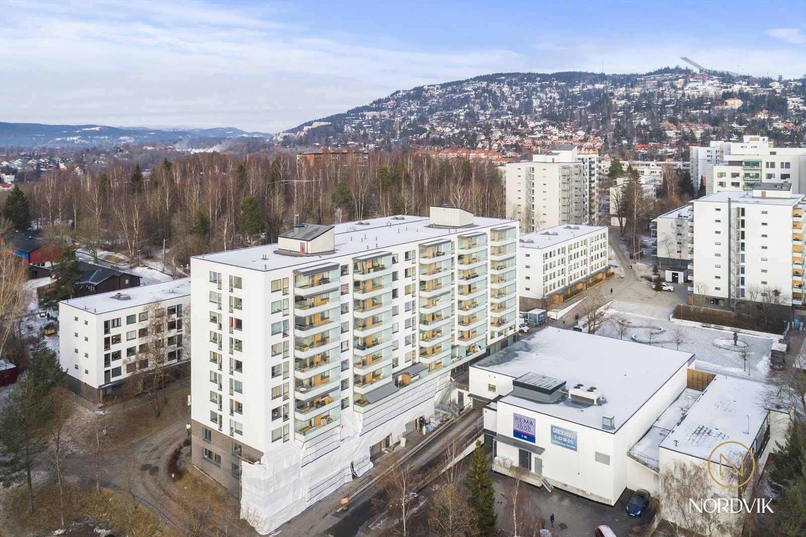 Boligen har en meget attraktiv og barnevennlig beliggenhet, i et veletablert boligområde, sentralt på Hovseter. God intern beliggenhet med nærhet til skoler - barnehager - aktiviteter - butikker - marka - T-bane og buss. Galleribilde