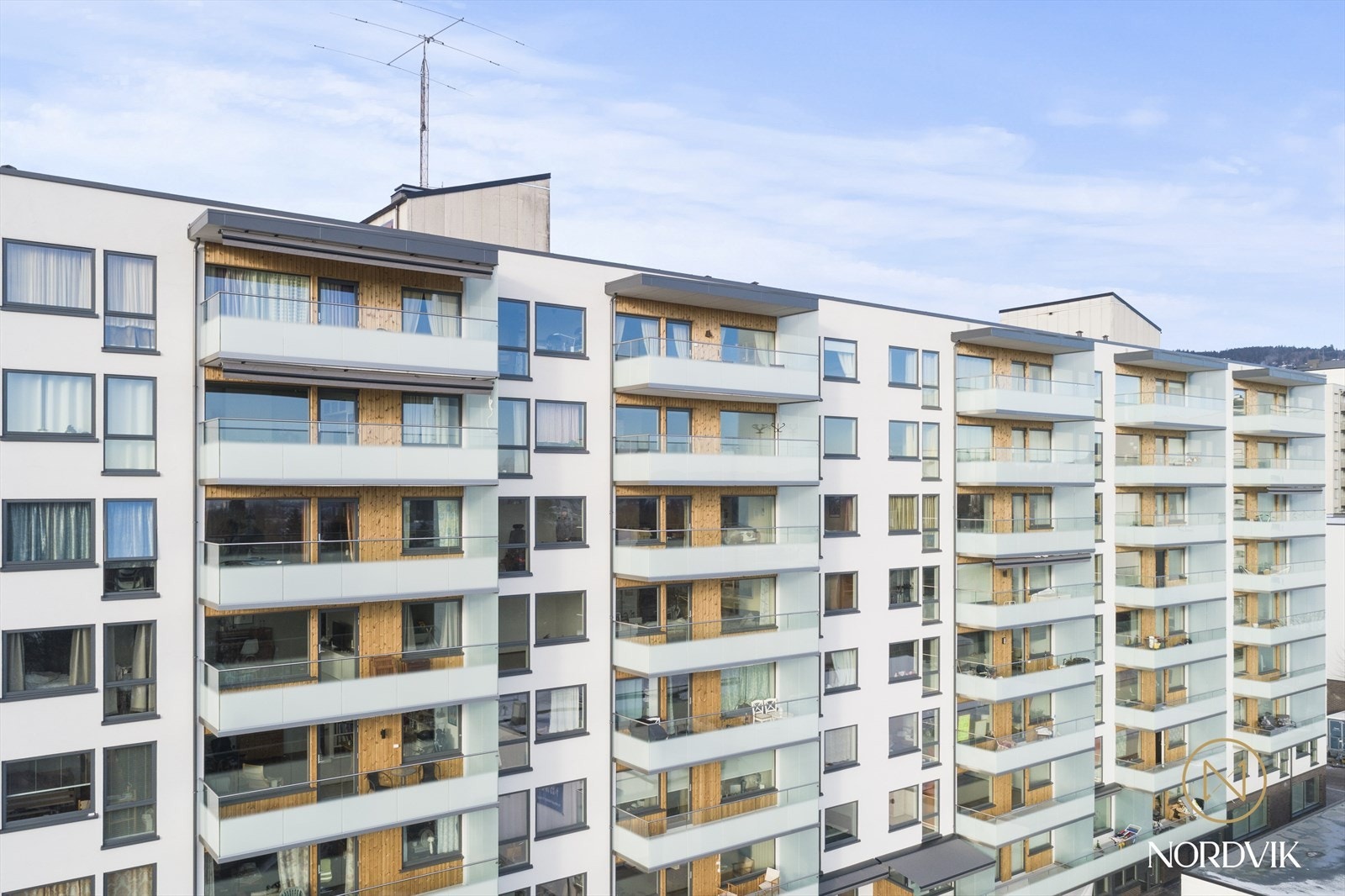 Borettslaget har i 2019/2020 vært gjennom et omfattende prosjekt med fasaderehabilitering og etterisolering, samt skifte av vinduer og balkongdører, omtekking og etterisolering av tak. Galleribilde