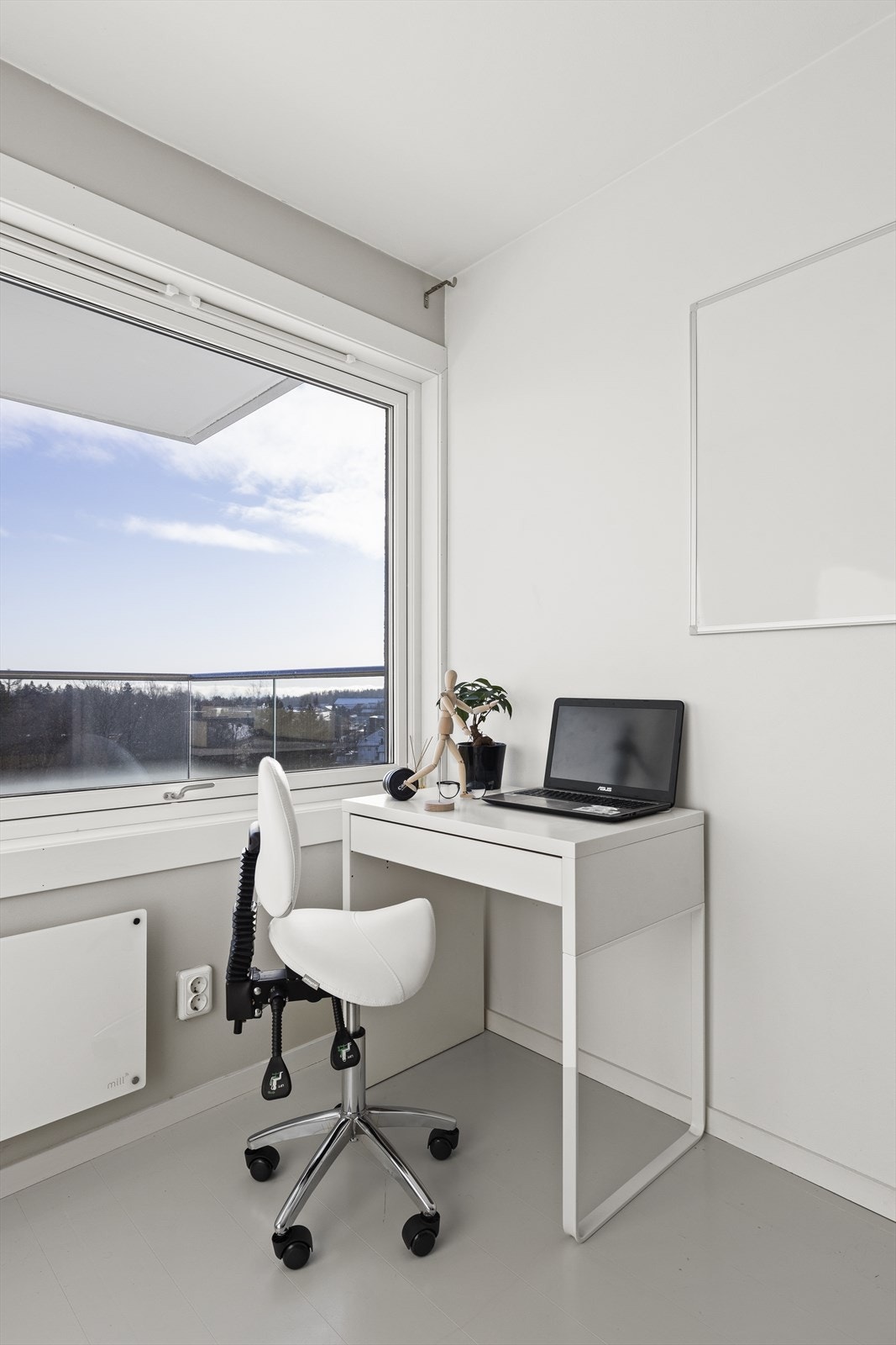 På soverommet har man plass til både seng og kontorhjørne, eventuelt garderobeløsning. Galleribilde