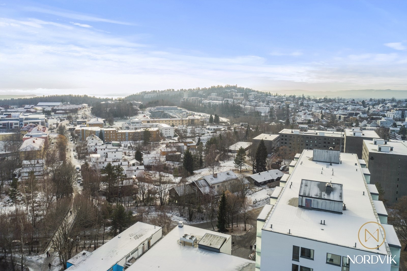 Ca. 10 min gange til Røa sentrum med flere servicefasiliteter som vinmonopol, treningssenter, post i butikk m.m. Galleribilde