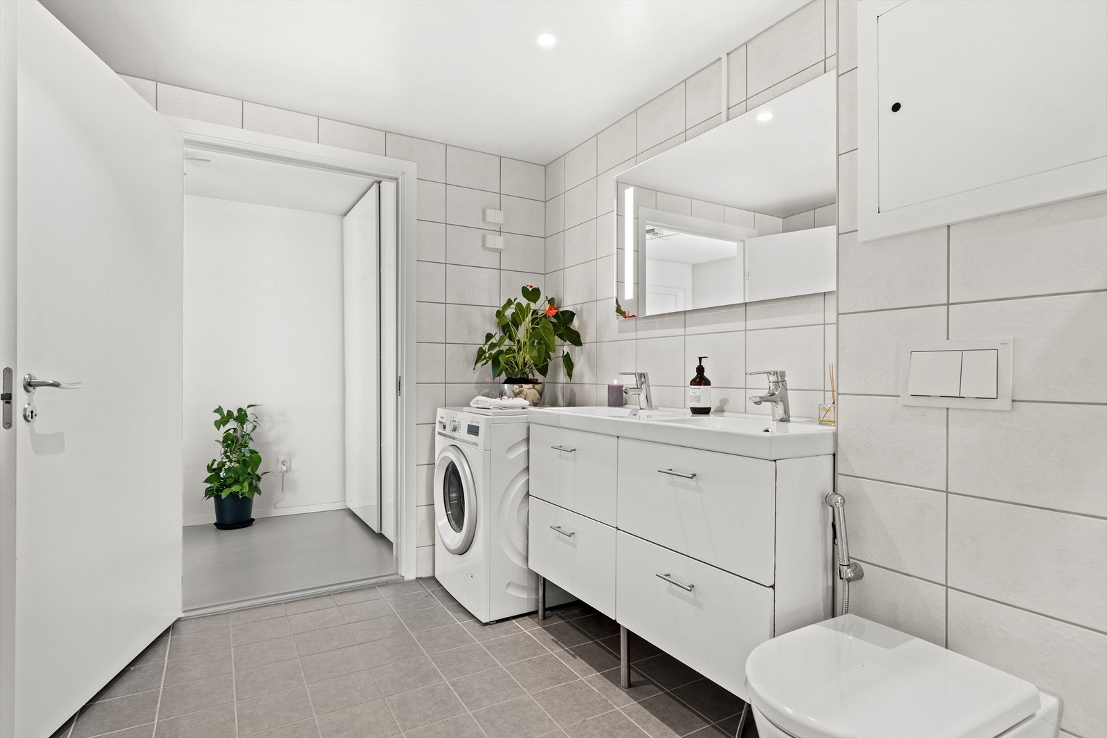 Badet har tilgang fra både entré og hovedsoverom. Opplegg til vaskemaskin på badet. Badet har fått tilstandsgrad 1 av takstmann. Galleribilde